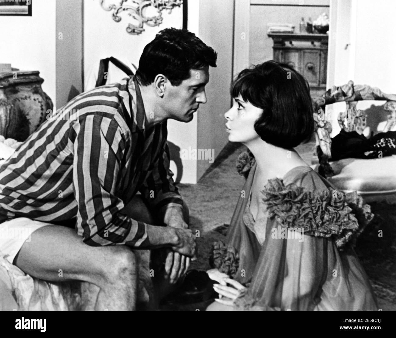 1965 , USA : die italienische Filmschauspielerin GINA LOLLOBRIGIDA mit ROCK HUDSON in SELTSAMEN BETTGENOSSEN ( Strani compagni di letto ) von Melvin Frank , Universal Studio Stills photo - CINEMA - FILM - innamorati che litigano urlano - litigio - Trouble - Troubles - grido - grida - urlo - urli - urla - Schrei schreien - schreien - schreien - schreien - Liebe Szene - scena d' amore - profilo - Profil - mutande da uomo - Boxer - Negligé - Baby doll - Baby-doll - pigiama - Pyjama ---- Archivio GBB Stockfoto