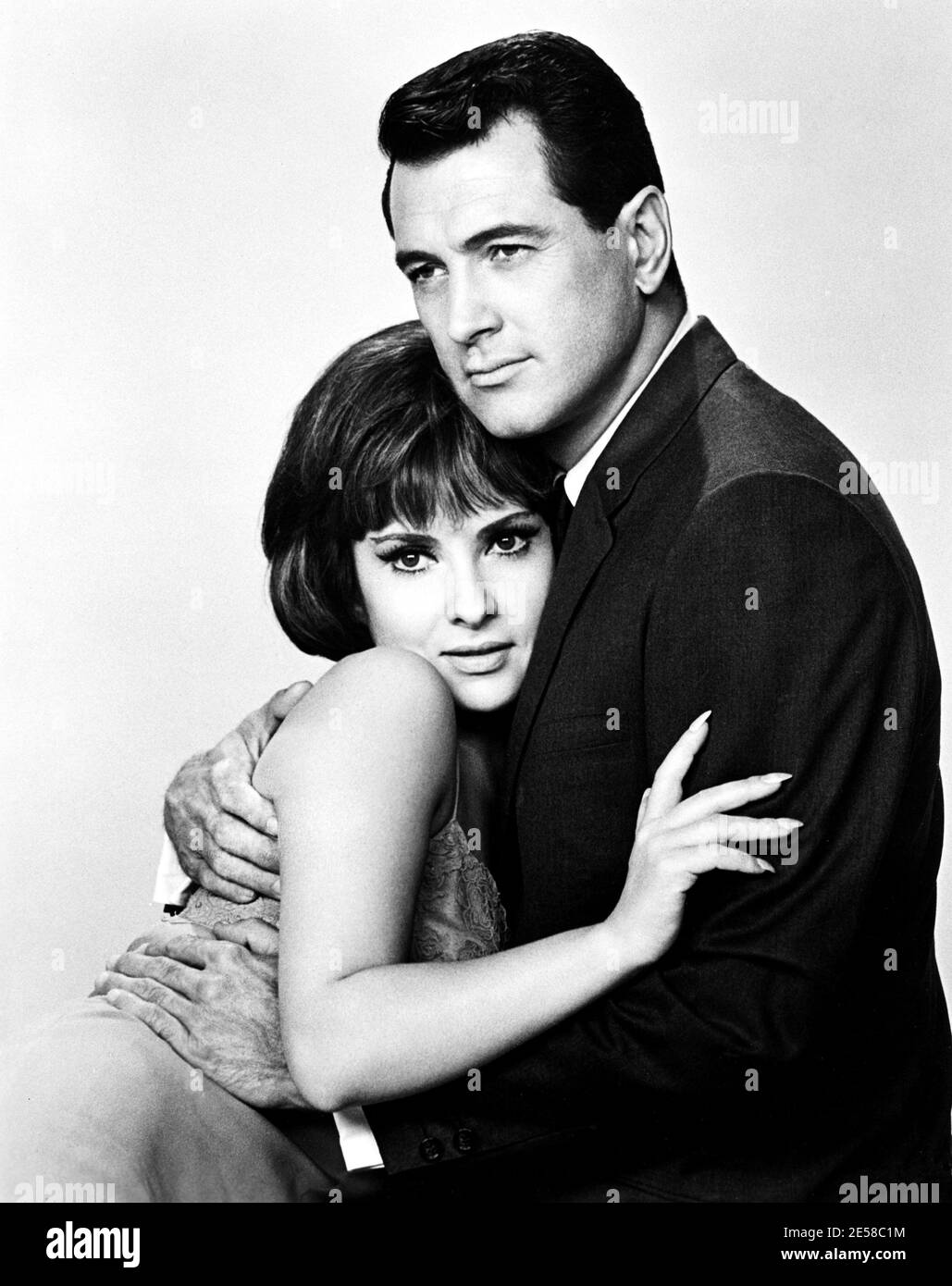 1965 , USA : die italienische Filmschauspielerin GINA LOLLOBRIGIDA mit ROCK HUDSON in SELTSAMEN BETTGENOSSEN ( Strani compagni di letto ) von Melvin Frank , Universal Studio Stills photo - CINEMA - FILM - innamorati - lovers - love scene - scena d' amore - abbraccio - Embrace - tenerezze - tenerezza - teneramente - zärtlich - shoulder - spalla - spalle - shoulders ---- Archivio GBB Stockfoto