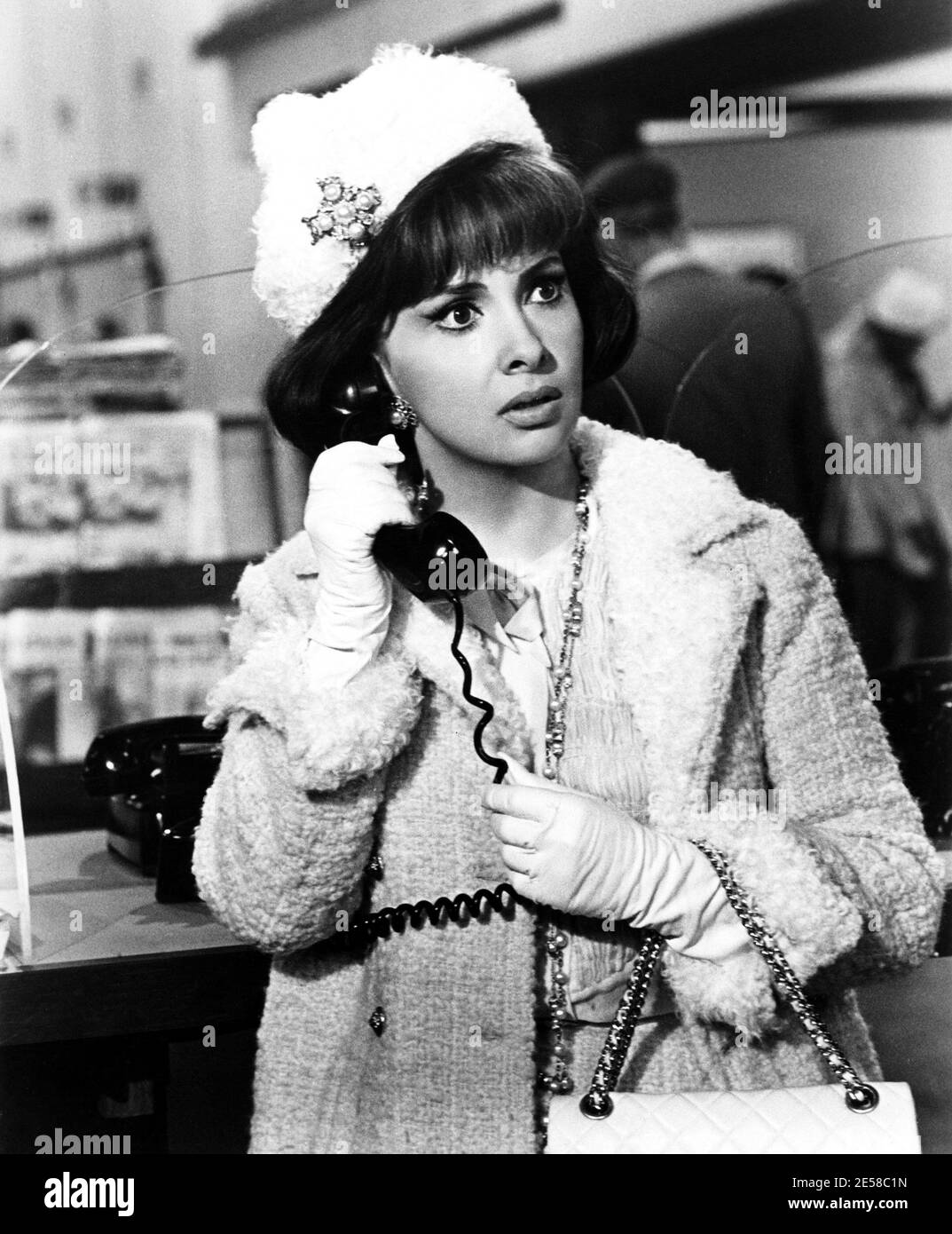 1965 , USA : die italienische Filmschauspielerin GINA LOLLOBRIGIDA in SELTSAMEN BETTGENOSSEN ( Strani compagni di letto ) von Melvin Frank , Universal Studio Stills Foto - KINO - FILM - Portrait - ritratto - hat - cappello - bijoux - telefono - Telefon - telefonata - Anruf - personalità al telefono - attori attore - Persönlichkeit Persönlichkeiten - borsa - borsetta - Tasche - stupore - sorpresa - Überragt ---- Archivio GBB Stockfoto