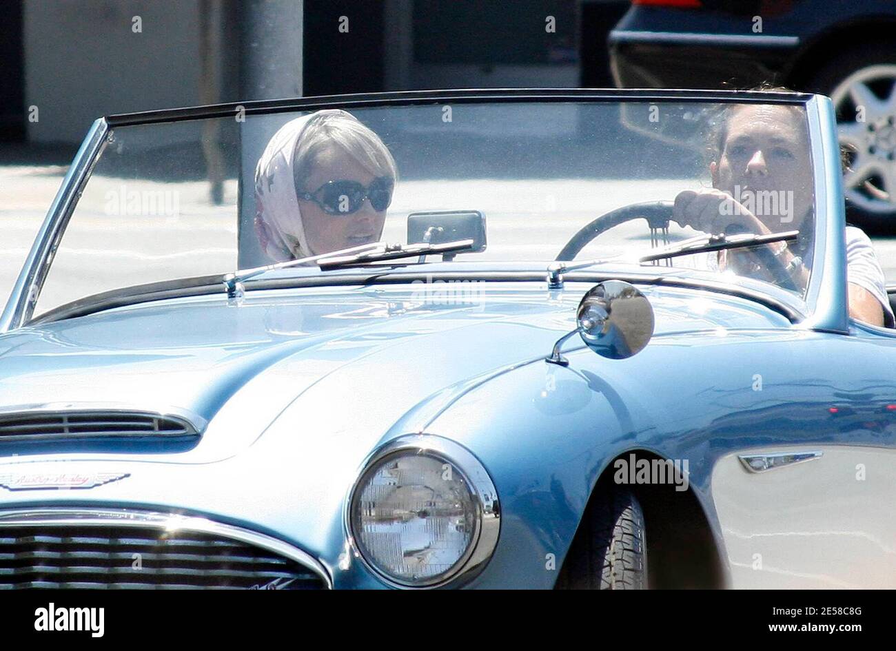 Exklusiv!! Die Frau Laeticia Boudou des französischen Sängers Johnny  Hallyday dreht eine Szene für einen Sonnenbrillen-Werbespot. Hollywood,  Kalifornien, 7/7/07. [[wam]] Stockfotografie - Alamy