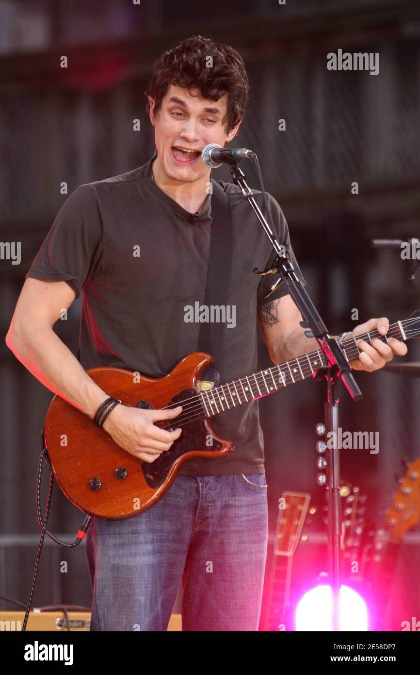 John mayer tritt auf Good Morining America mit Special Guest Eric Clapton, New York, NY. 7/20/07. [[faa]] Stockfoto