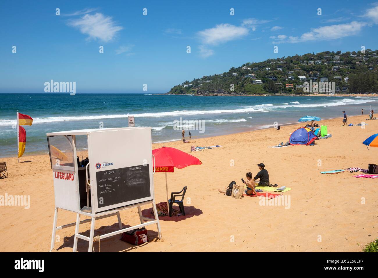 Palm Beach in Sydney und Strandgänger genießen einen faulen Sommertag am Strand, bewacht von australischem Rettungsschwimmer, Sydney Stockfoto