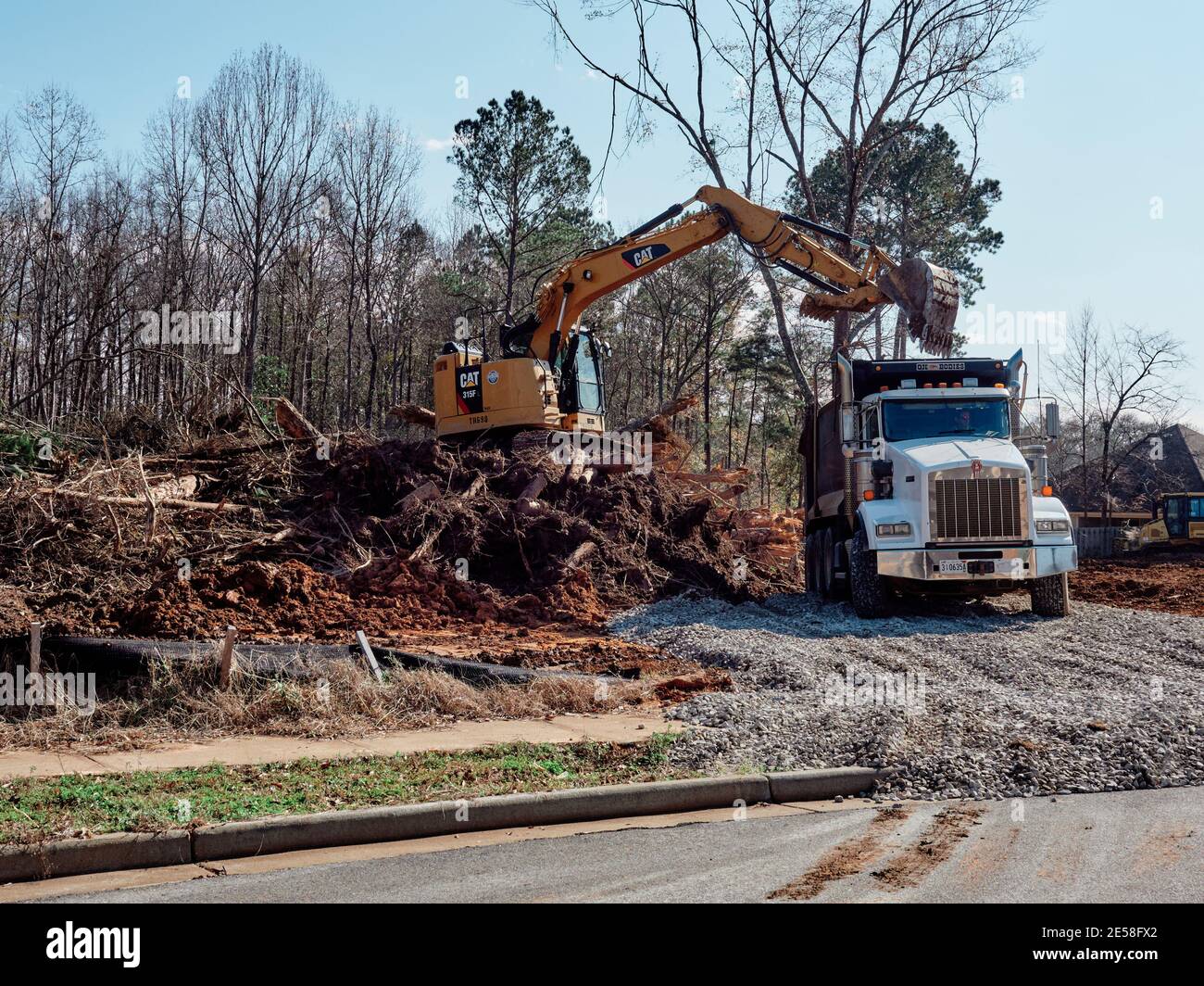 Bagger oder Bagger und Muldenkipper Clearing Land für Neubau Baugrundstück in Pike Road Alabama, USA. Stockfoto
