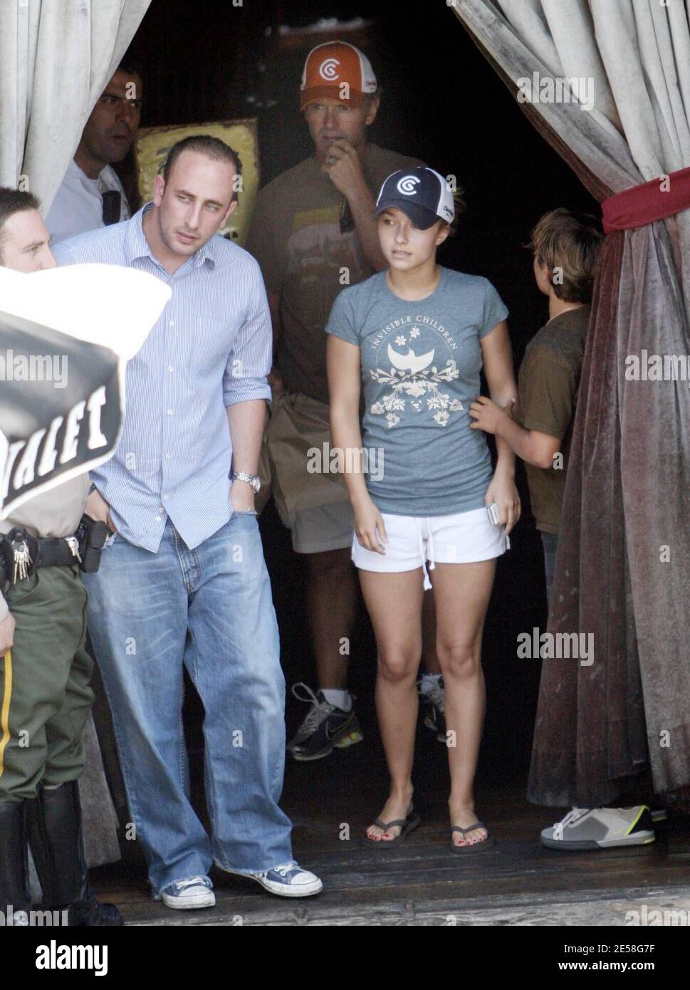 Hayden Panettiere hat ein Familienessen mit ihrem Vater Skip und ihrem jüngeren Bruder Jansen im Saddle Ranch Restaurant. West Hollywood, Kalifornien 8/10/07. [[rac ral]] Stockfoto