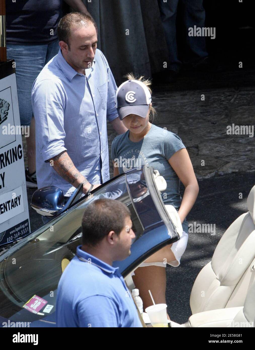 Hayden Panettiere hat ein Familienessen mit ihrem Vater Skip und ihrem jüngeren Bruder Jansen im Saddle Ranch Restaurant. West Hollywood, Kalifornien 8/10/07. [[rac ral]] Stockfoto