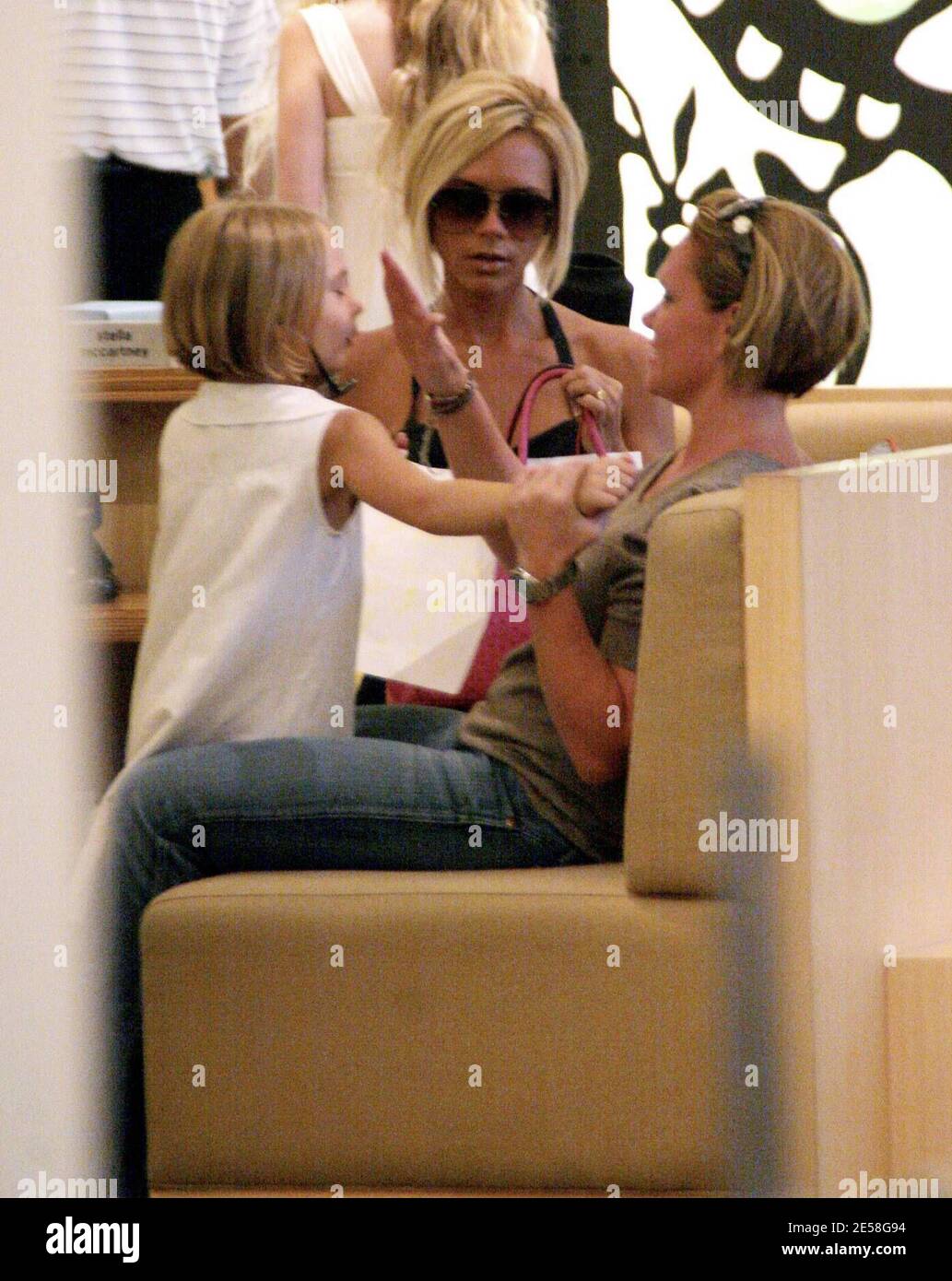 Victoria Beckham, die sich tagelang in ihrem Haus in Beverly Hills versteckt hat, machte mit einem Gefolge einen seltenen Einkaufsausflug nach Barney's in New York. Beverly Hills, Kalifornien 8/10/07. [[ral]] Stockfoto