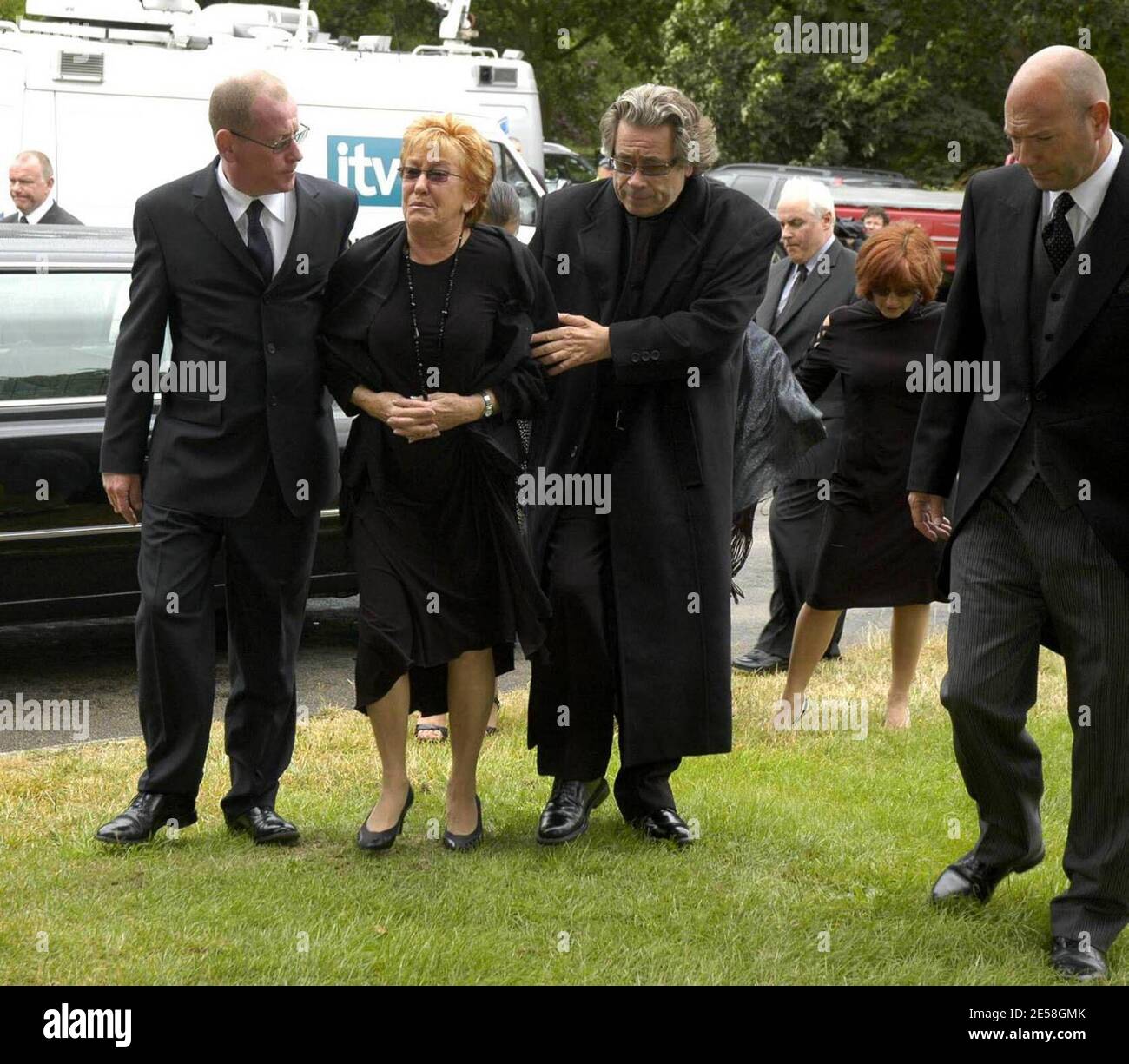 Familie, Freunde, Stars und Fans verabschiedeten den Schauspieler und Stand-up-Comedian Mike Reid (Frank Butcher) von 'Eastenders' in der Little Easton Parish Church in Little Easton, Essex. Unter den Teilnehmern waren Frau Shirley Reid, Boxchampe Henry 'Enery the Ammer' Cooper, die Co-Stars von 'Eastenders' auf dem Bildschirm, Frau Barbara Windsor (Peggy), Sohn Sid Owen (Ricky), June Brown (Dot) und Michael Greco (Beppe). Mike Reid starb am 30. Juli im Alter von 67 Jahren in seinem Haus in Marbella, nachdem er einen vermuteten Herzinfarkt erlitten hatte. London, Großbritannien. 14.07. [[Karte]] Stockfoto