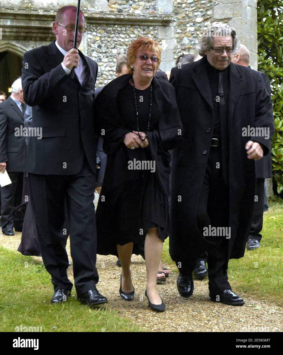 Familie, Freunde, Stars und Fans verabschiedeten den Schauspieler und Stand-up-Comedian Mike Reid (Frank Butcher) von 'Eastenders' in der Little Easton Parish Church in Little Easton, Essex. Unter den Teilnehmern waren Frau Shirley Reid, Boxchampe Henry 'Enery the Ammer' Cooper, die Co-Stars von 'Eastenders' auf dem Bildschirm, Frau Barbara Windsor (Peggy), Sohn Sid Owen (Ricky), June Brown (Dot) und Michael Greco (Beppe). Mike Reid starb am 30. Juli im Alter von 67 Jahren in seinem Haus in Marbella, nachdem er einen vermuteten Herzinfarkt erlitten hatte. London, Großbritannien. 14.07. [[Karte]] Stockfoto