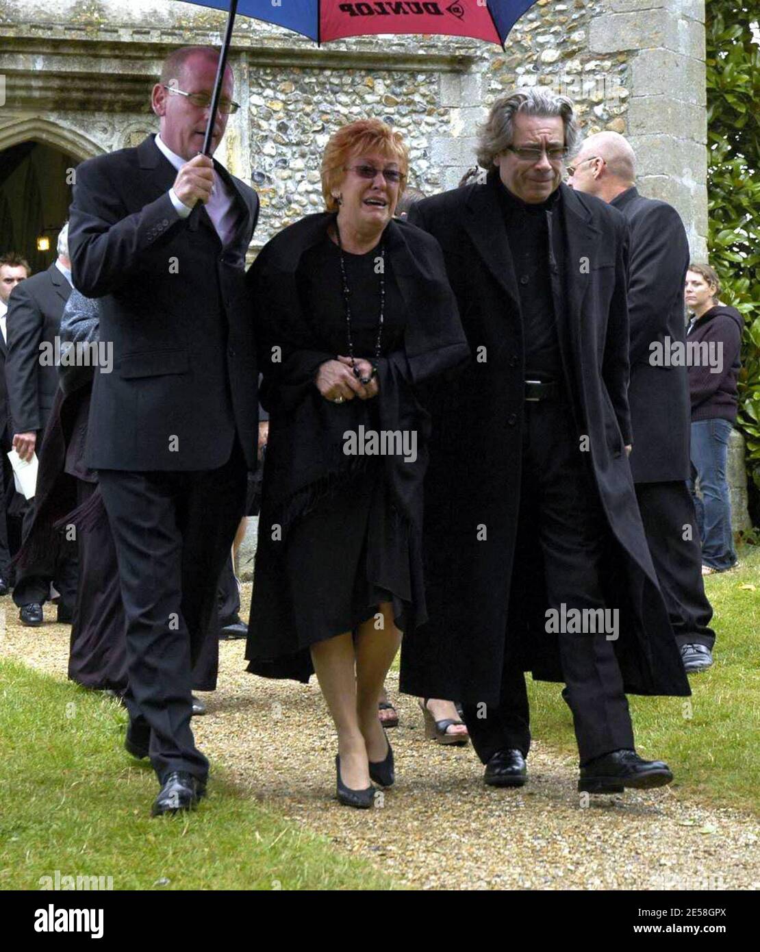 Familie, Freunde, Stars und Fans verabschiedeten den Schauspieler und Stand-up-Comedian Mike Reid (Frank Butcher) von 'Eastenders' in der Little Easton Parish Church in Little Easton, Essex. Unter den Teilnehmern waren Frau Shirley Reid, Boxchampe Henry 'Enery the Ammer' Cooper, die Co-Stars von 'Eastenders' auf dem Bildschirm, Frau Barbara Windsor (Peggy), Sohn Sid Owen (Ricky), June Brown (Dot) und Michael Greco (Beppe). Mike Reid starb am 30. Juli im Alter von 67 Jahren in seinem Haus in Marbella, nachdem er einen vermuteten Herzinfarkt erlitten hatte. London, Großbritannien. 14.07. [[Karte]] Stockfoto