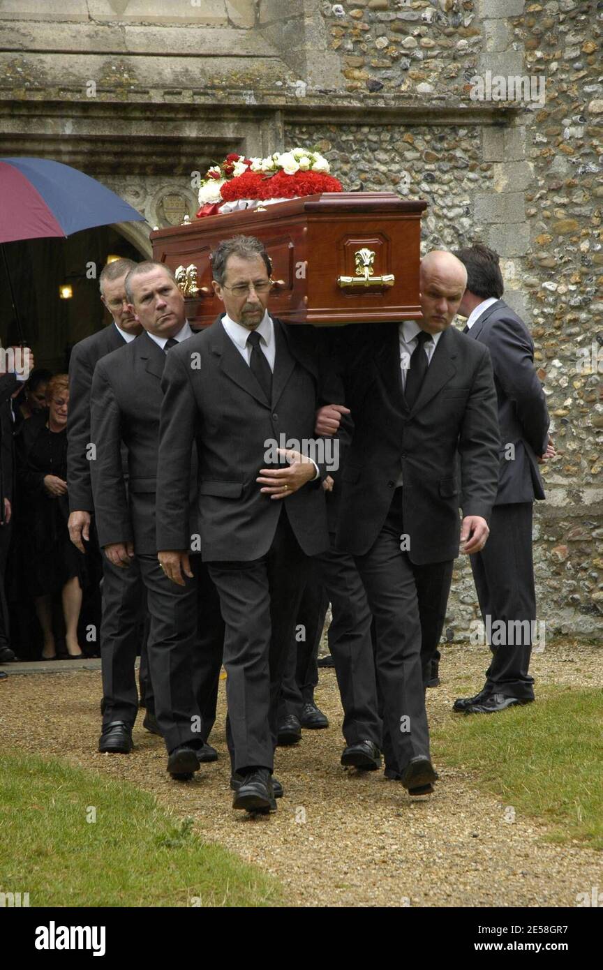 Familie, Freunde, Stars und Fans verabschiedeten den Schauspieler und Stand-up-Comedian Mike Reid (Frank Butcher) von 'Eastenders' in der Little Easton Parish Church in Little Easton, Essex. Unter den Teilnehmern waren Frau Shirley Reid, Boxchampe Henry 'Enery the Ammer' Cooper, die Co-Stars von 'Eastenders' auf dem Bildschirm, Frau Barbara Windsor (Peggy), Sohn Sid Owen (Ricky), June Brown (Dot) und Michael Greco (Beppe). Mike Reid starb am 30. Juli im Alter von 67 Jahren in seinem Haus in Marbella, nachdem er einen vermuteten Herzinfarkt erlitten hatte. London, Großbritannien. 14.07. [[Karte]] Stockfoto