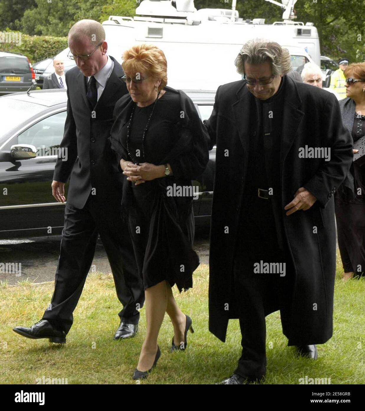 Familie, Freunde, Stars und Fans verabschiedeten den Schauspieler und Stand-up-Comedian Mike Reid (Frank Butcher) von 'Eastenders' in der Little Easton Parish Church in Little Easton, Essex. Unter den Teilnehmern waren Frau Shirley Reid, Boxchampe Henry 'Enery the Ammer' Cooper, die Co-Stars von 'Eastenders' auf dem Bildschirm, Frau Barbara Windsor (Peggy), Sohn Sid Owen (Ricky), June Brown (Dot) und Michael Greco (Beppe). Mike Reid starb am 30. Juli im Alter von 67 Jahren in seinem Haus in Marbella, nachdem er einen vermuteten Herzinfarkt erlitten hatte. London, Großbritannien. 14.07. [[Karte]] Stockfoto