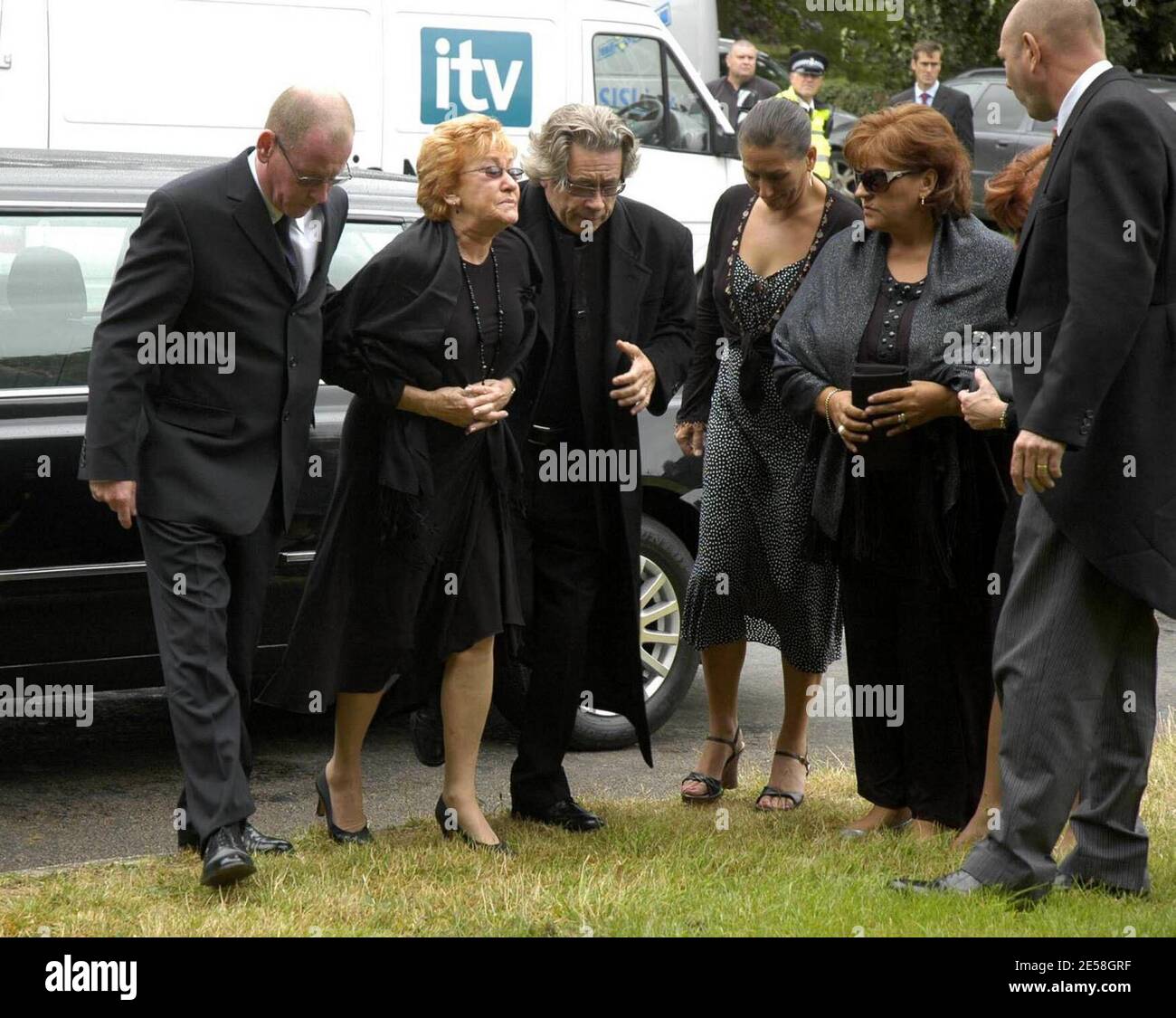 Familie, Freunde, Stars und Fans verabschiedeten den Schauspieler und Stand-up-Comedian Mike Reid (Frank Butcher) von 'Eastenders' in der Little Easton Parish Church in Little Easton, Essex. Unter den Teilnehmern waren Frau Shirley Reid, Boxchampe Henry 'Enery the Ammer' Cooper, die Co-Stars von 'Eastenders' auf dem Bildschirm, Frau Barbara Windsor (Peggy), Sohn Sid Owen (Ricky), June Brown (Dot) und Michael Greco (Beppe). Mike Reid starb am 30. Juli im Alter von 67 Jahren in seinem Haus in Marbella, nachdem er einen vermuteten Herzinfarkt erlitten hatte. London, Großbritannien. 14.07. [[Karte]] Stockfoto