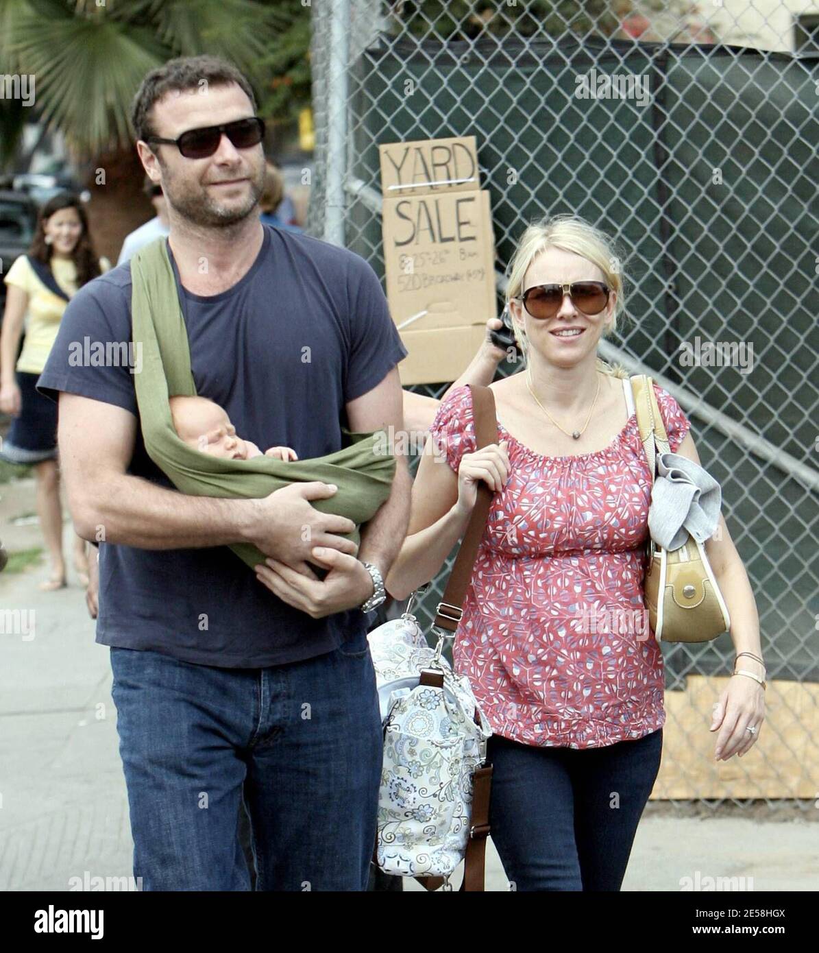 Naomi Watts Liev Schreiber Und Der Neugeborene Sohn Alexander Pete Machen Einen Morgenspaziergang Um Etwas Zu Fruhstucken Naomi Und Liev Hielten Die Hande Als Liev Alexander In Einer Schlinge Schraffte Venice Beach