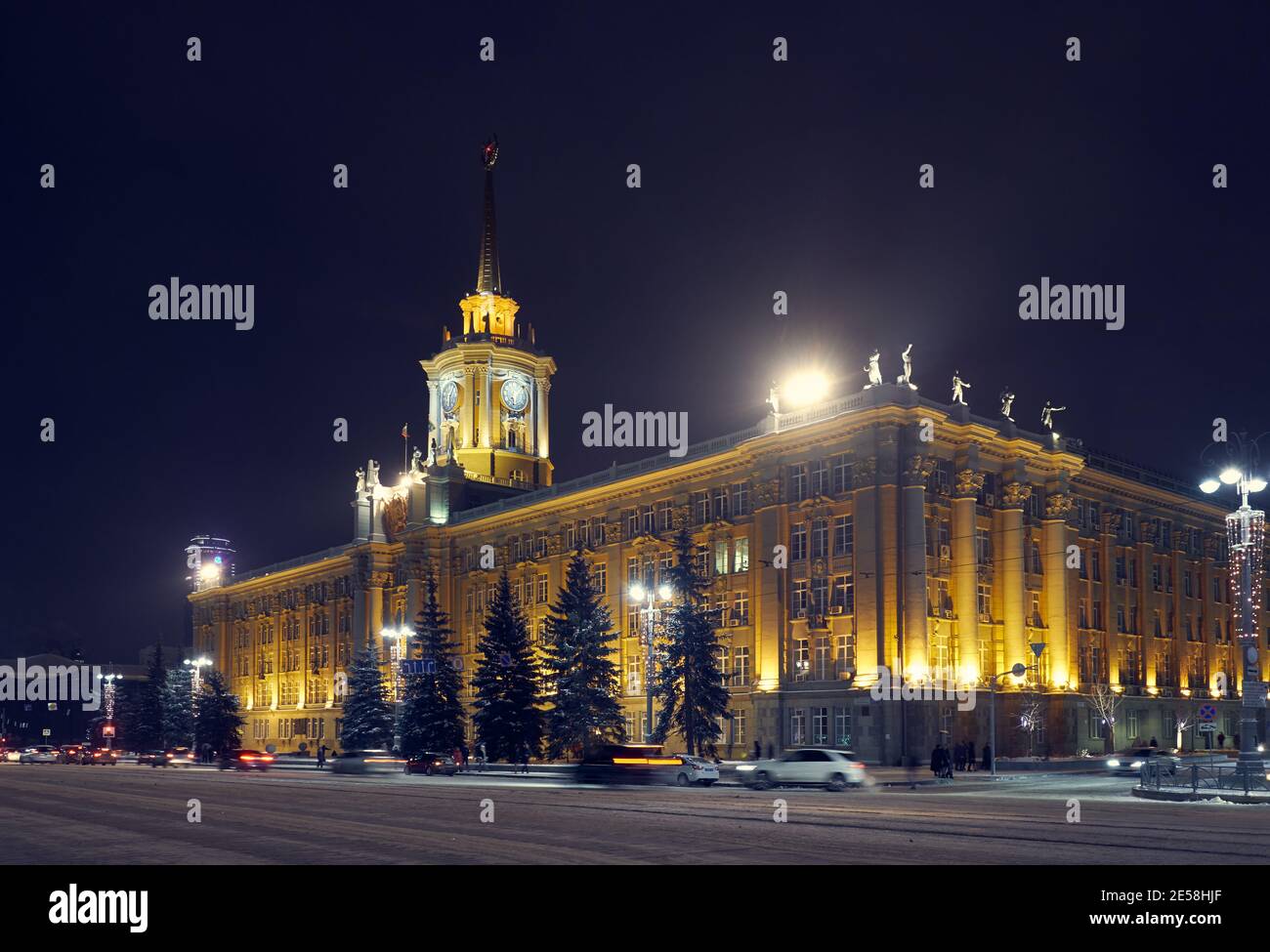 Jekaterinburg, Russland – 03. Januar 2021: Blick auf das Jekaterinburger Stadtverwaltungsgebäude (Rathaus) auf den Platz 1905 bei Nacht Illuminat Stockfoto