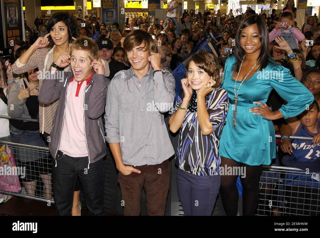 Tausende von Menschen drängten sich in HMV auf der Oxford Street, als Stars aus dem Hit-Film "High School Musical 2" auftauchten, um Fans zu treffen und Kopien seines #1 Selling Soundtracks zu signieren. Die Stars Zac Efron (Troy Bolton), Vanessa Hudgens (Gabriella Martinez), Lucas Grabeel (Ryan Evans), Monique Coleman (Taylor McKessie) und Olesya Rulin (Kelsi Nielsen) plauderten mit Fans des Films und signierten Kopien des neuen Soundtracks, der bereits zu einem riesigen Hit auf der ganzen Welt geworden ist. Fans standen in der Oxford Street von den frühen Morgenstunden des Mittwochs früh an, um sich einen der begrenzten edi zu schnappen Stockfoto