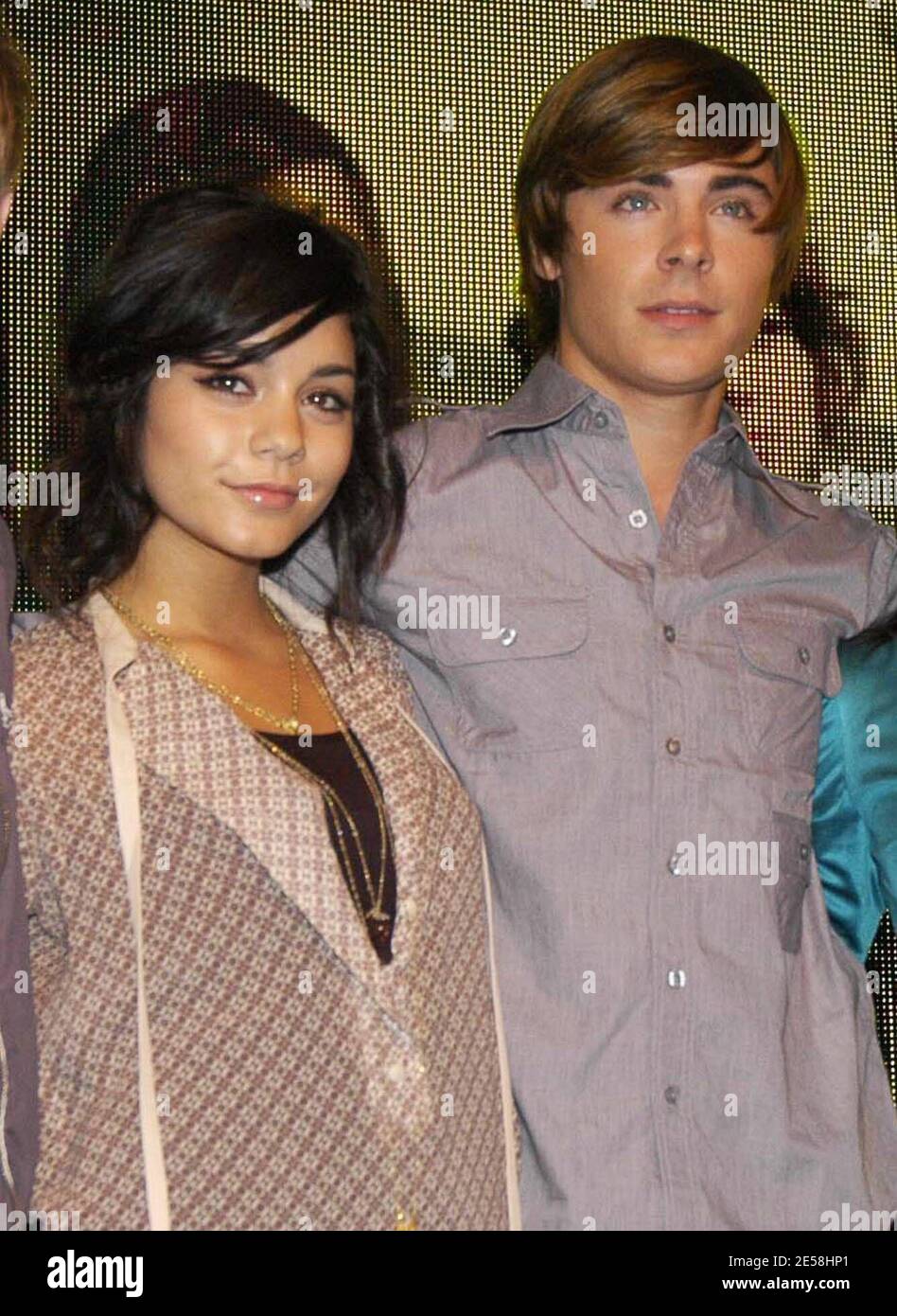 Tausende von Menschen drängten sich in HMV auf der Oxford Street, als Stars aus dem Hit-Film "High School Musical 2" auftauchten, um Fans zu treffen und Kopien seines #1 Selling Soundtracks zu signieren. Die Stars Zac Efron (Troy Bolton), Vanessa Hudgens (Gabriella Martinez), Lucas Grabeel (Ryan Evans), Monique Coleman (Taylor McKessie) und Olesya Rulin (Kelsi Nielsen) plauderten mit Fans des Films und signierten Kopien des neuen Soundtracks, der bereits zu einem riesigen Hit auf der ganzen Welt geworden ist. Fans standen in der Oxford Street von den frühen Morgenstunden des Mittwochs früh an, um sich einen der begrenzten edi zu schnappen Stockfoto