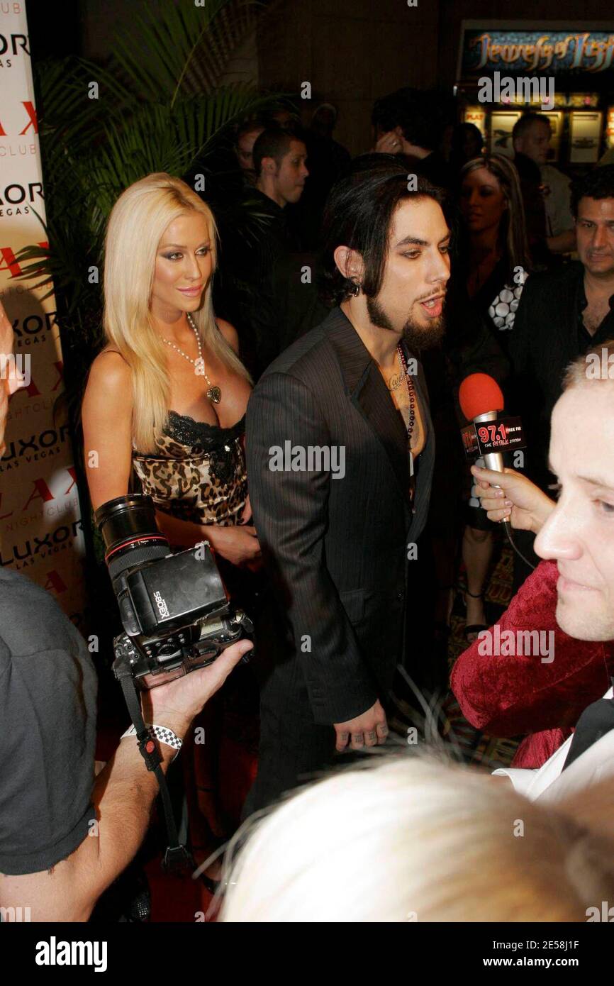 Jane's Addiction Gitarrist Dave Navarro und Model Nicole Bennett begrüßen Presse und Fans auf dem roten Teppich zur Eröffnung des LAX Nightclubs im Luxor Hotel und Casino Labor Day Weekend. Las Vegas, NV. 31.07. [[gar]] Stockfoto