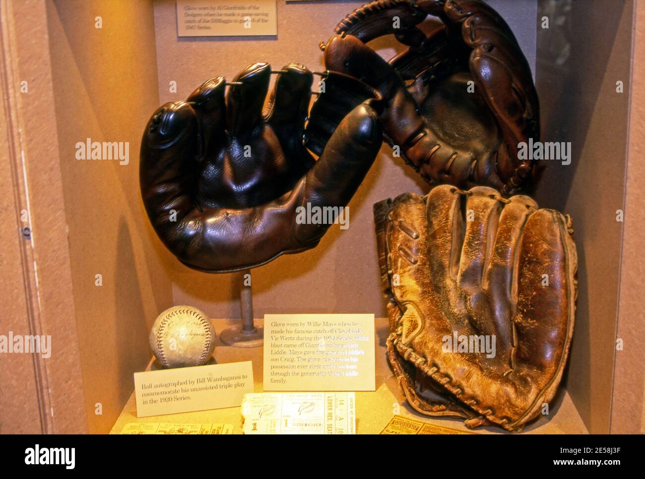 In der Nartional Baseball Hall of Fame in Coopestown, New York, werden berühmte, vom Spiel verwendete Handschuhe aus historischen Baseballspielen gezeigt Stockfoto