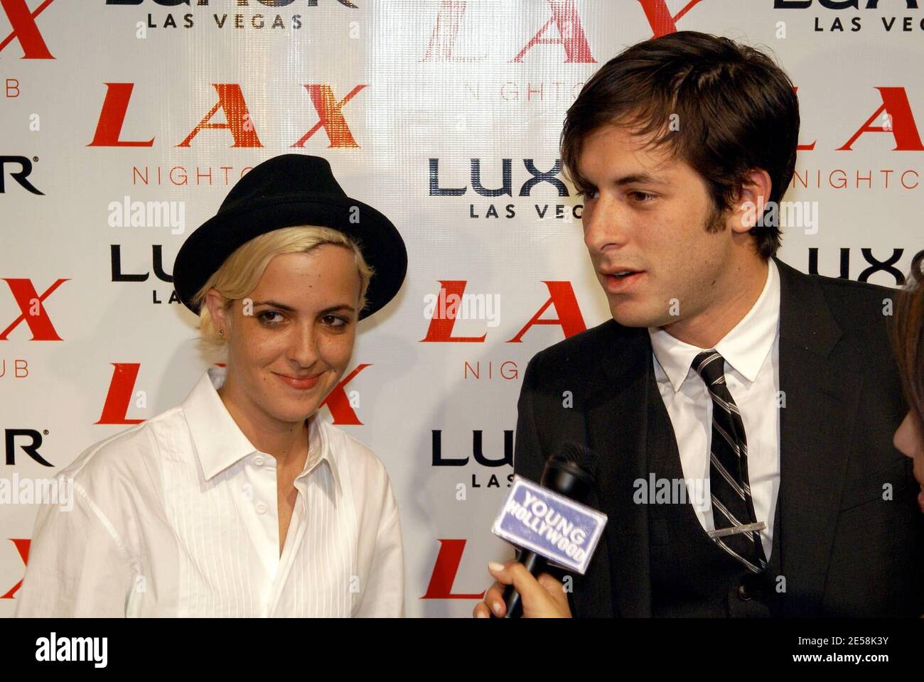 Samantha und Mark Ronson gehen auf dem roten Teppich im Decaydance Bash im LAX Nachtclub im Luxor Hotel. Las Vegas, NV. 07. [[cai]] Stockfoto