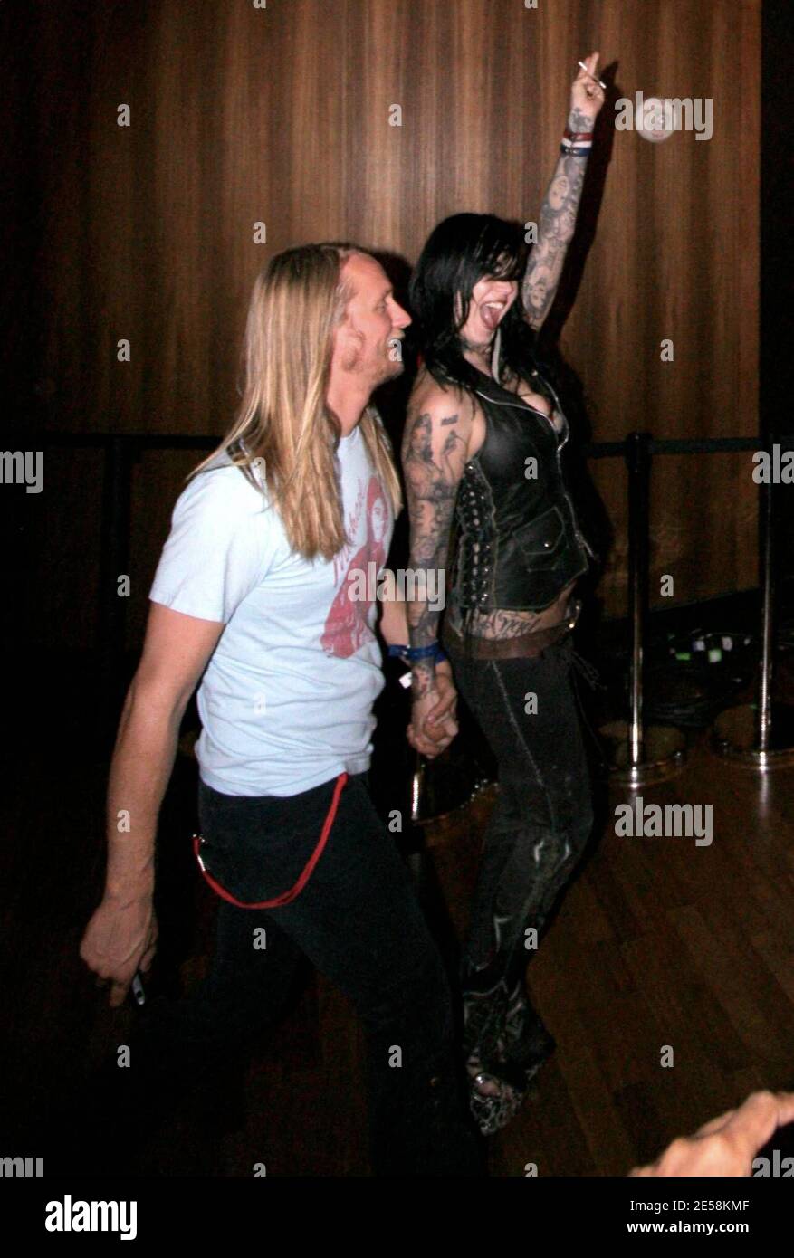 Kat von D, die ein neues Hollywood-Tattoo auf dem Bauch trägt, verlässt die MTV VMA's und geht auf eine After Party. Las Vegas, NV. 9/07. [[ral]] Stockfoto