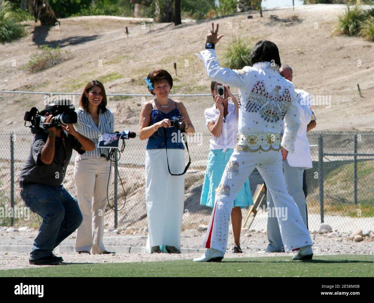 Exklusiv!! Der König nimmt sich etwas Zeit aus der Ewigkeit, um bei einer Hochzeit auf dem Las Vegas Strip zu helfen. Dieser Elvis-Imitator nimmt sein Handwerk ernst, bis zu seinem Cadillac von 1956 mit 56ELVIS-Kennzeichen. Las Vegas, NV. 12.07. [[Tag]] Stockfoto