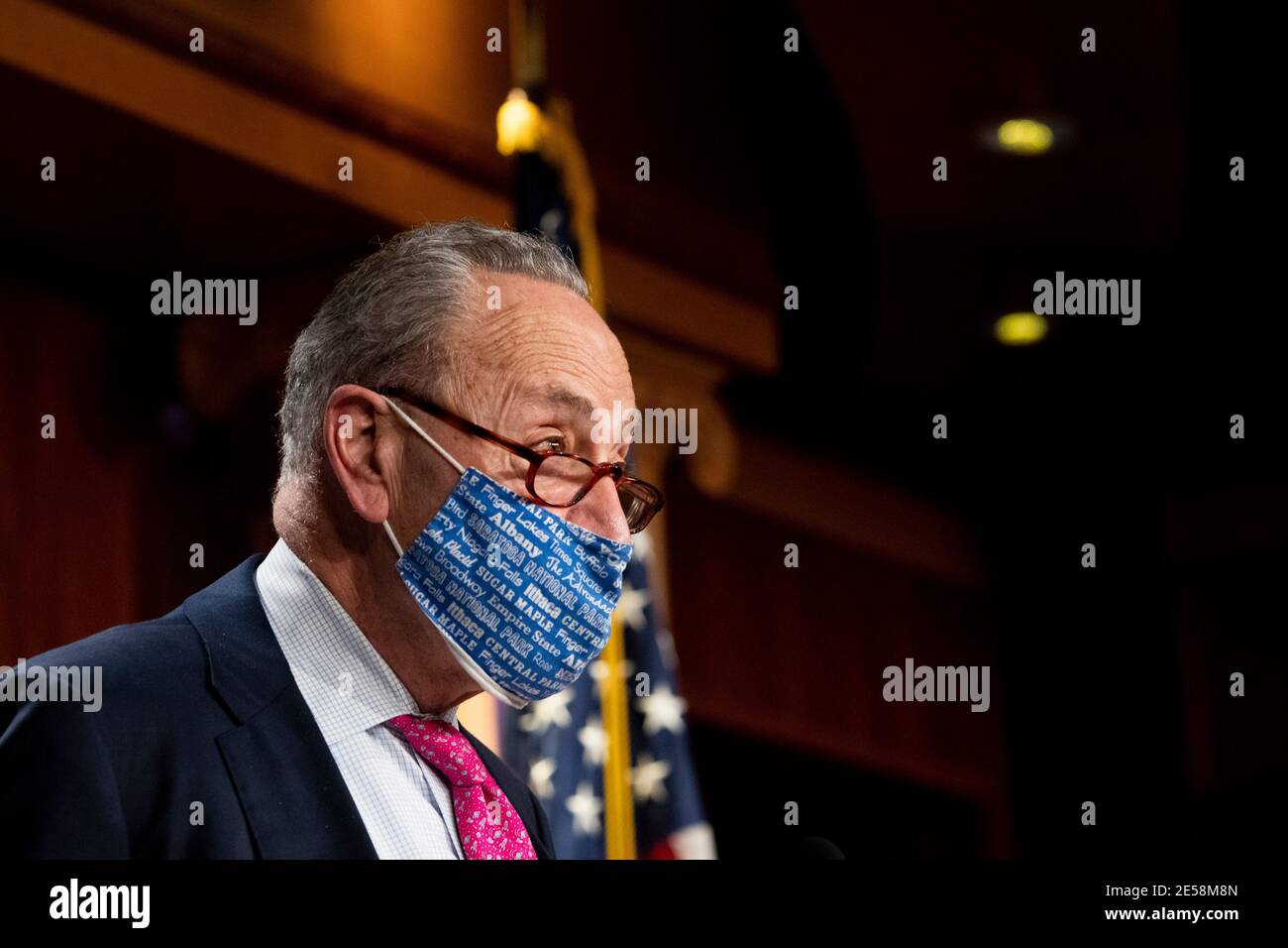 Der Mehrheitsführer des Senats der Vereinigten Staaten, Chuck Schumer (Demokrat von New York), bietet während einer Pressekonferenz im US-Kapitol in Washington, DC, am Dienstag, den 26. Januar 2021, Kommentare und Fragen von Reportern an. Kredit: Rod Lampey/CNP Verwendung weltweit Stockfoto