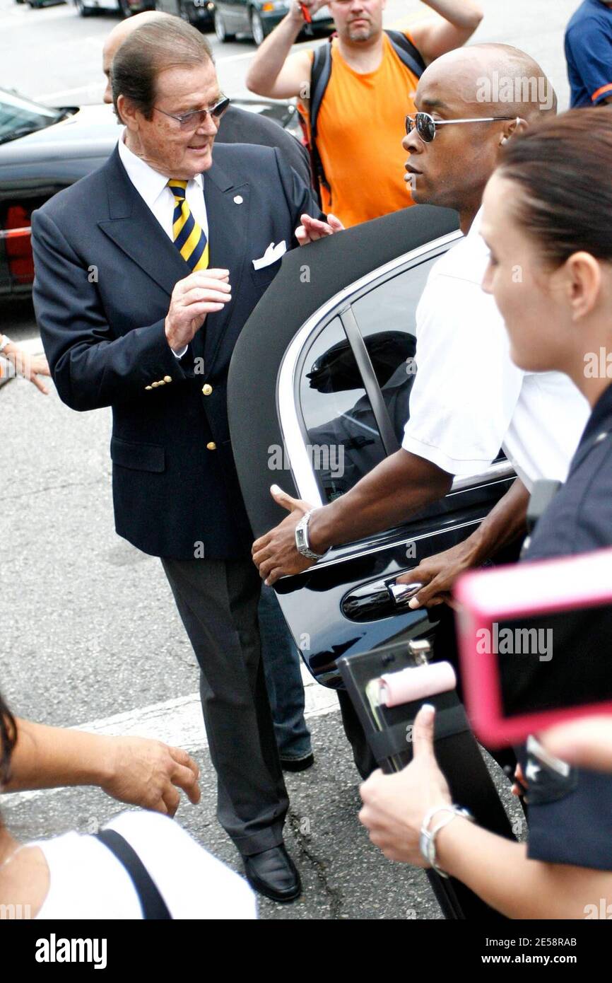 Roger Moore erhält einen Stern auf dem Hollywood Walk of Fame. Stephanie Powers und James Bond waren Mitstars von Richard Kiel ('Jaws') und David Hedison ('Felix Leiter'). Los Angeles, Kalifornien, 10/11/07. [[laj]] Stockfoto