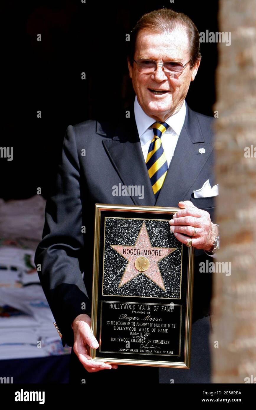 Roger Moore erhält einen Stern auf dem Hollywood Walk of Fame. Stephanie Powers und James Bond waren Mitstars von Richard Kiel ('Jaws') und David Hedison ('Felix Leiter'). Los Angeles, Kalifornien, 10/11/07. [[laj]] Stockfoto