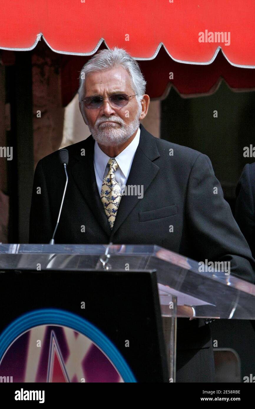 Roger Moore erhält einen Stern auf dem Hollywood Walk of Fame. Stephanie Powers und James Bond waren Mitstars von Richard Kiel ('Jaws') und David Hedison ('Felix Leiter'). Los Angeles, Kalifornien, 10/11/07. [[laj]] Stockfoto