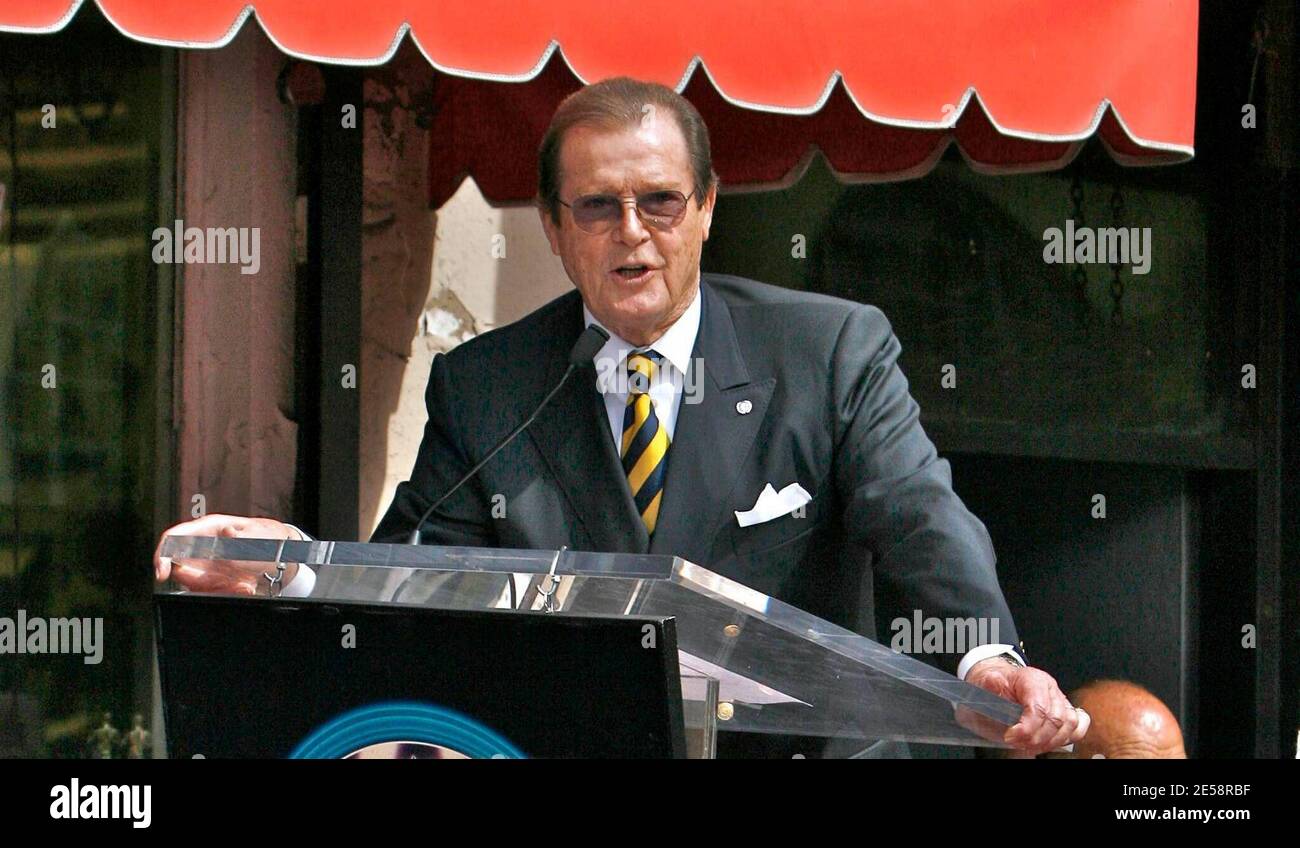 Roger Moore erhält einen Stern auf dem Hollywood Walk of Fame. Stephanie Powers und James Bond waren Mitstars von Richard Kiel ('Jaws') und David Hedison ('Felix Leiter'). Los Angeles, Kalifornien, 10/11/07. [[laj]] Stockfoto