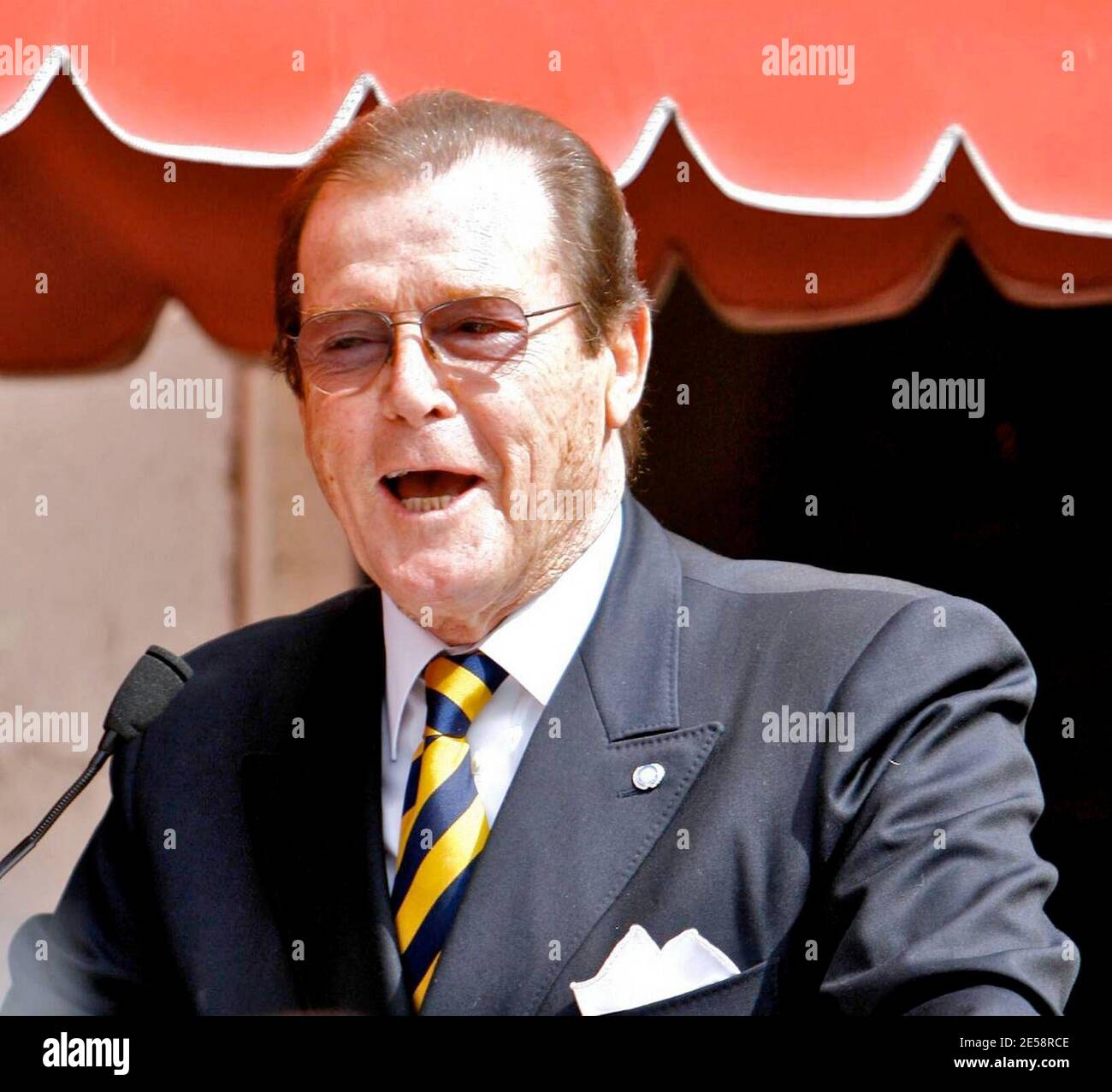 Roger Moore erhält einen Stern auf dem Hollywood Walk of Fame. Stephanie Powers und James Bond waren Mitstars von Richard Kiel ('Jaws') und David Hedison ('Felix Leiter'). Los Angeles, Kalifornien, 10/11/07. [[laj]] Stockfoto
