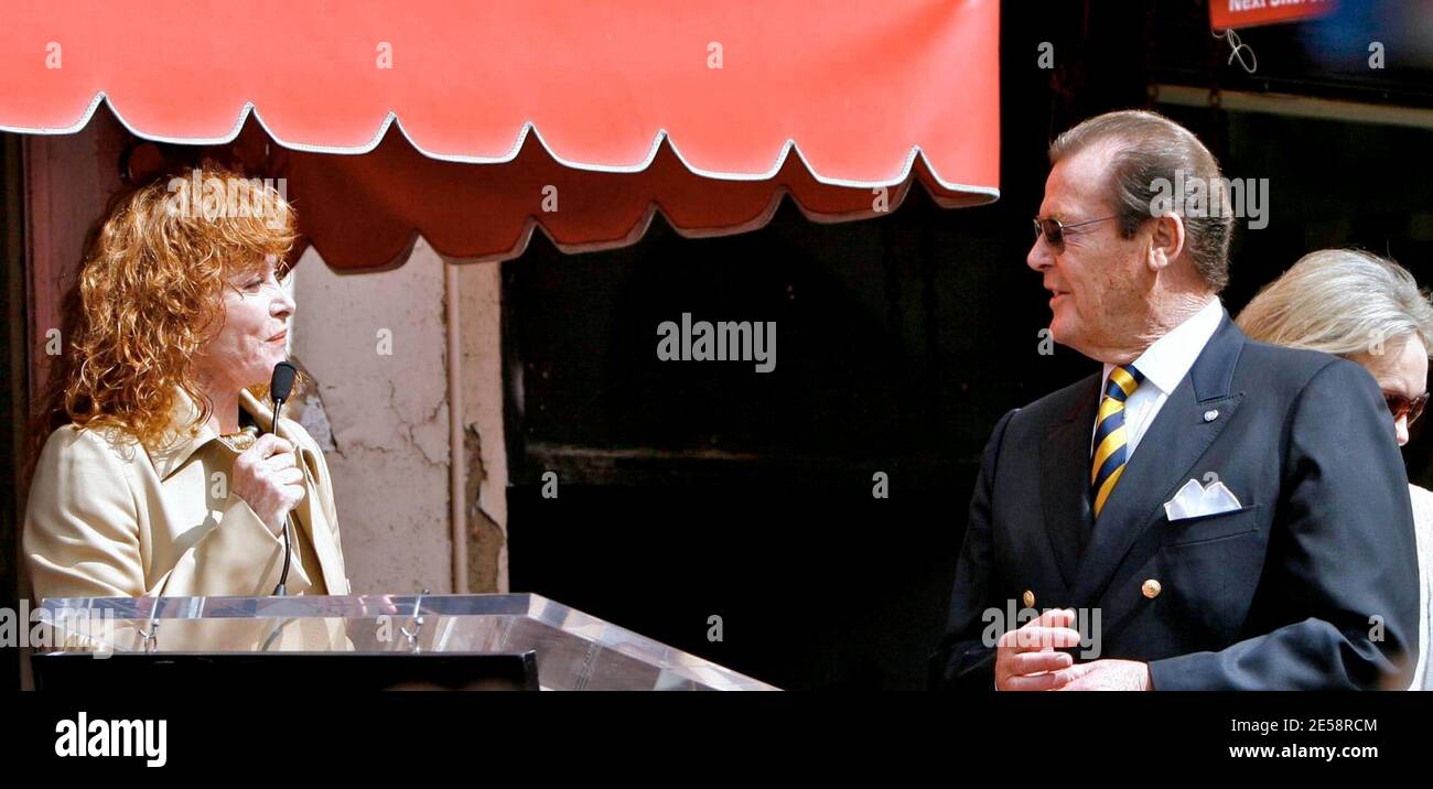Roger Moore erhält einen Stern auf dem Hollywood Walk of Fame. Stephanie Powers und James Bond waren Mitstars von Richard Kiel ('Jaws') und David Hedison ('Felix Leiter'). Los Angeles, Kalifornien, 10/11/07. [[laj]] Stockfoto