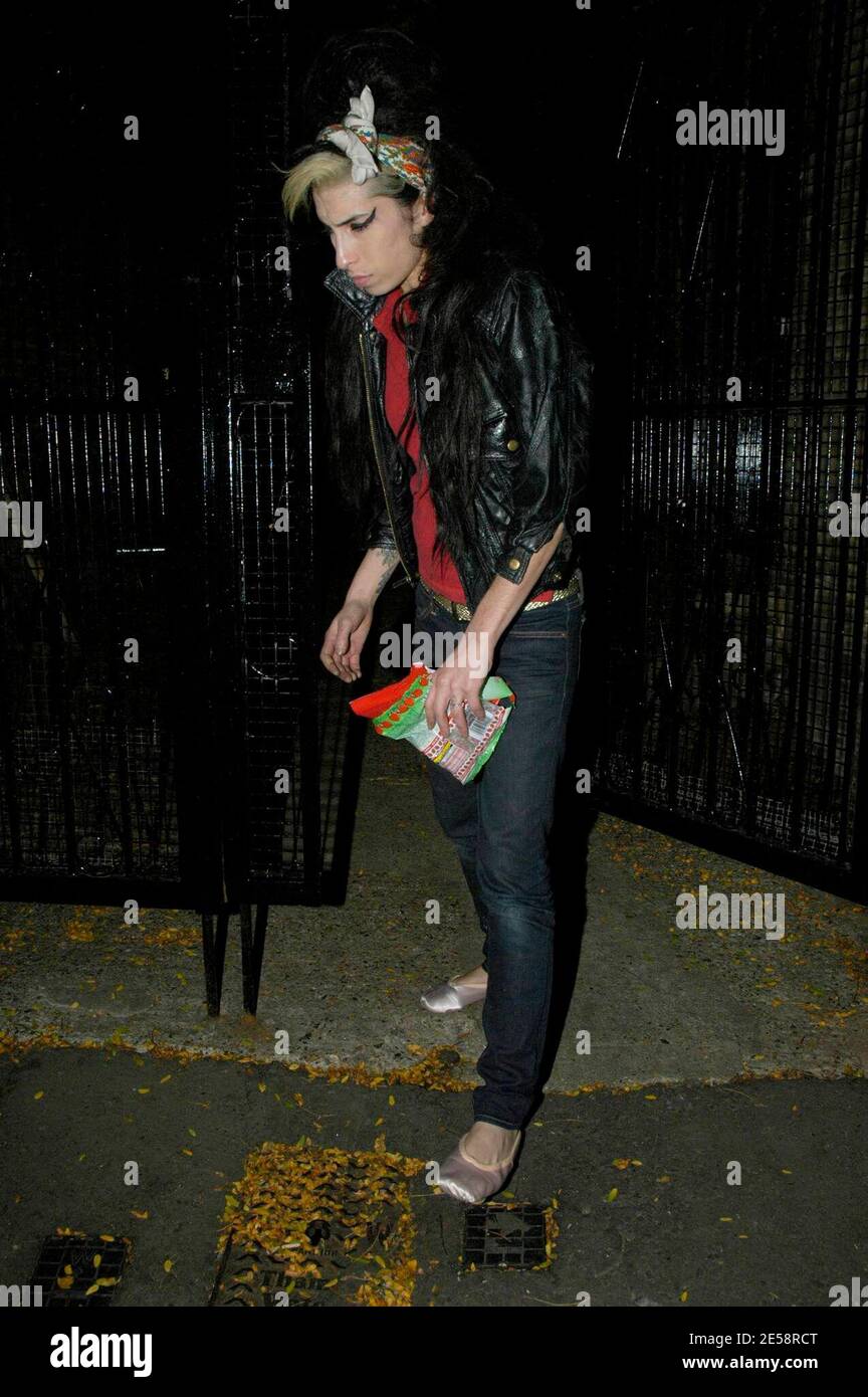 Sängerin Amy Winehouse verlässt ihr Haus in Nord-London und hält eine Tasche mit Haribo-Süßigkeiten fest. London, Großbritannien. 10/13/07. [[Karte]] Stockfoto