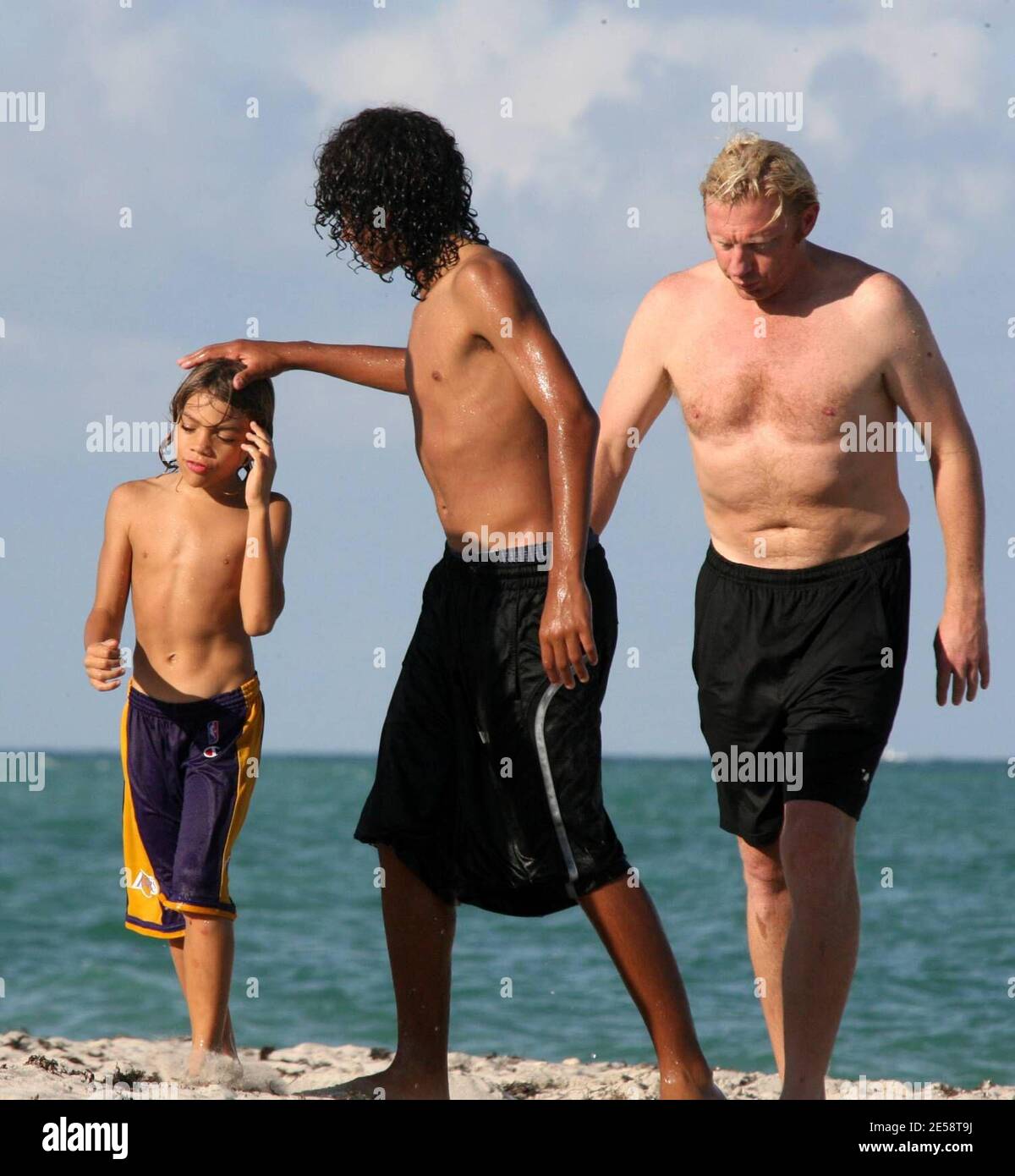 Noah Becker ist endlich ein junger Mann. Boris Beckers erster Sohn scheint  so groß wie sein Vater und schützte Boris und seinen jüngeren Bruder Elias  sehr, als Fotografen an einem Nachmittag in