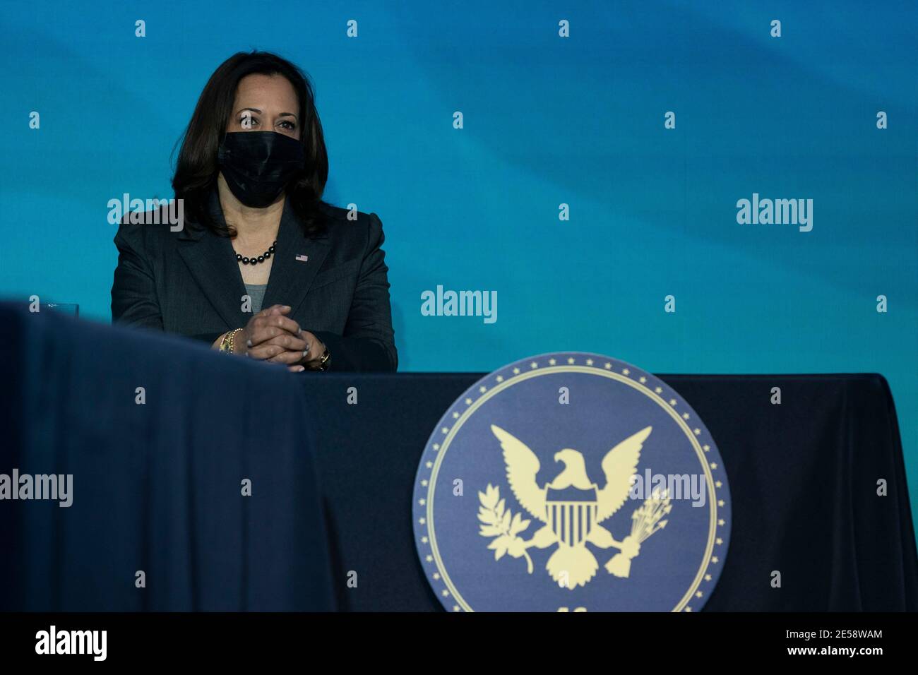 DER DESIGNIERTE US-Vizepräsident Kamala Harris hört zu, während der designierte US-Präsident Joe Biden am 19. Dezember 2020 in Wilmington, Delaware, spricht.- der designierte US-Präsident Joe Biden hat heute mehrere wichtige Kandidaten für die Administration bekannt gegeben. Quelle: Alex Edelman/The Photo Access Stockfoto
