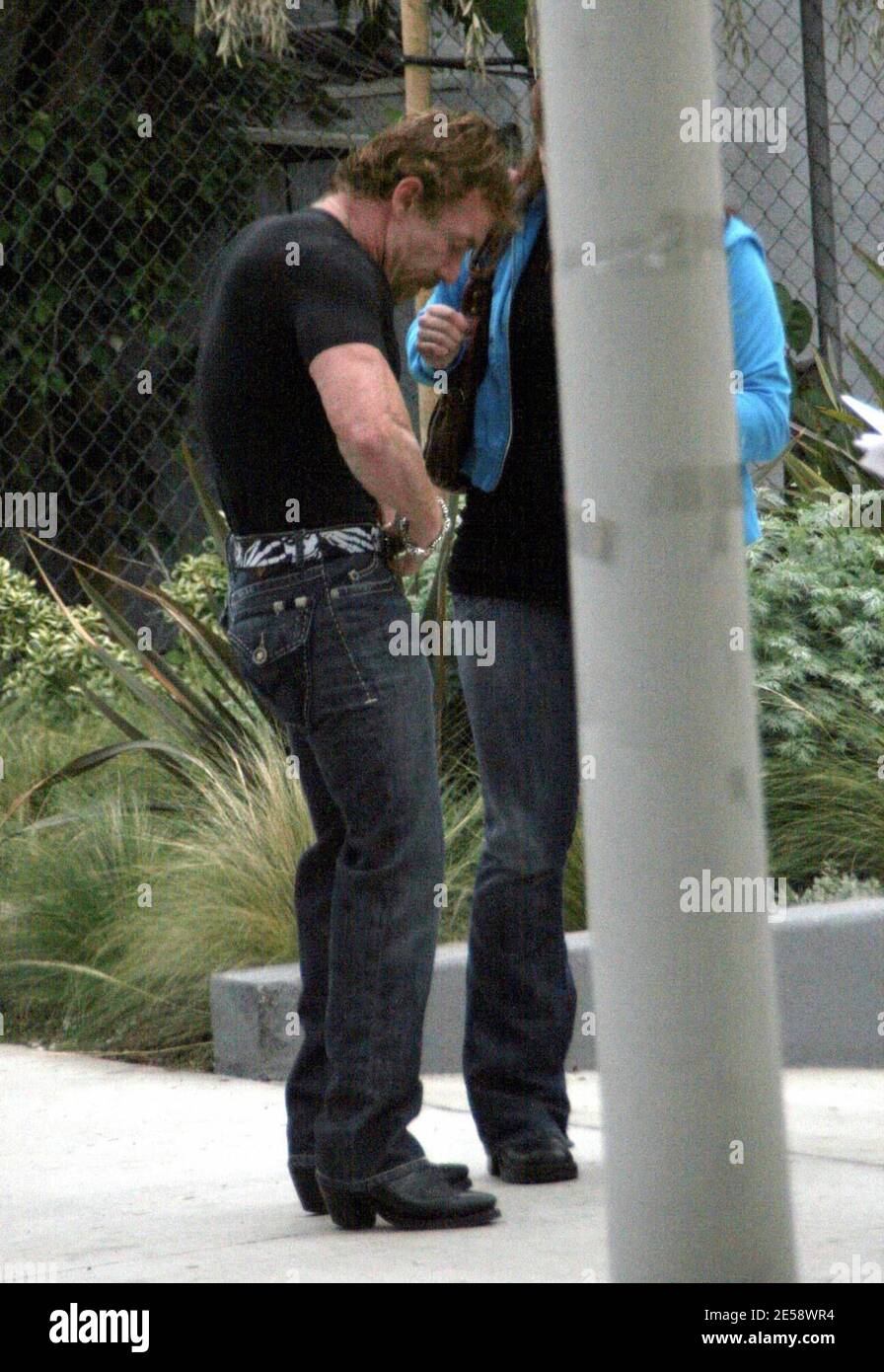 Exklusiv!! Danny Bonaduce überprüft seinen Reißverschluss, bevor er für ein Foto in Hollywood posiert, Kalifornien. 11/07/07. [[rac ral]] Stockfoto