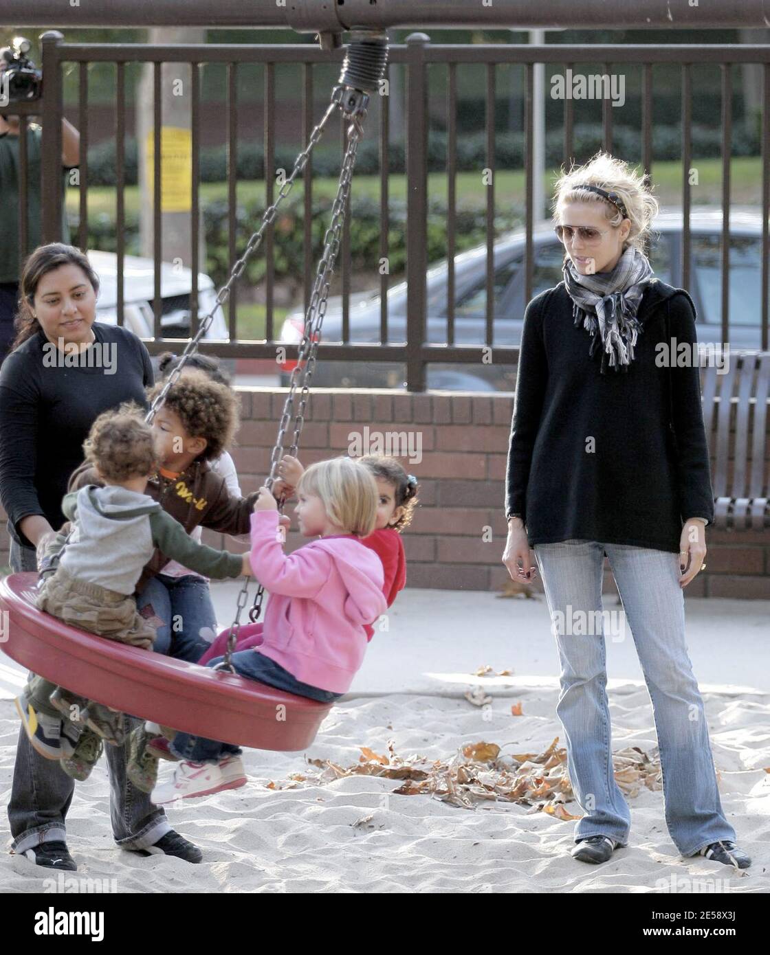 Heidi Klum bringt ihre Tochter Leni und die beiden Söhne Henry und Johan in  den Park. Die Kinder spielten gerne auf einer Schaukel, während ihre Mutter  sie schob. Brentwood, Kalifornien, 11/10/07. [[xxx