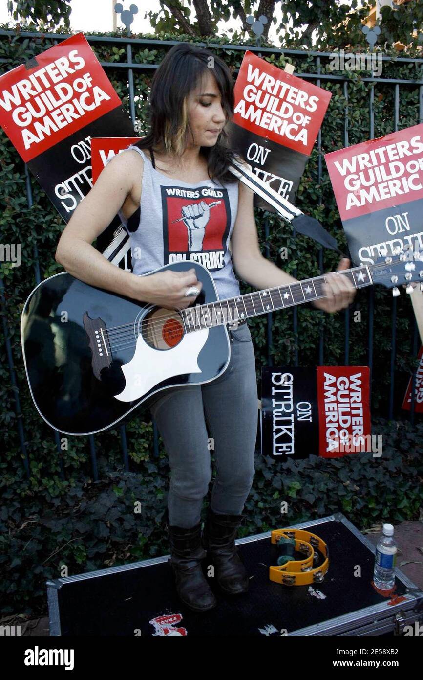 Die für Grammy nominierte schottische Gesangsensation KT Tunstall zeigte ihre Unterstützung und Solidarität mit der WGA, indem sie mehrere ihrer Hit-Songs auf den Streikposten vor den Walt Disney Studios aufführte. Burbank, Kalifornien. 11/14/07. [[wam]] Stockfoto