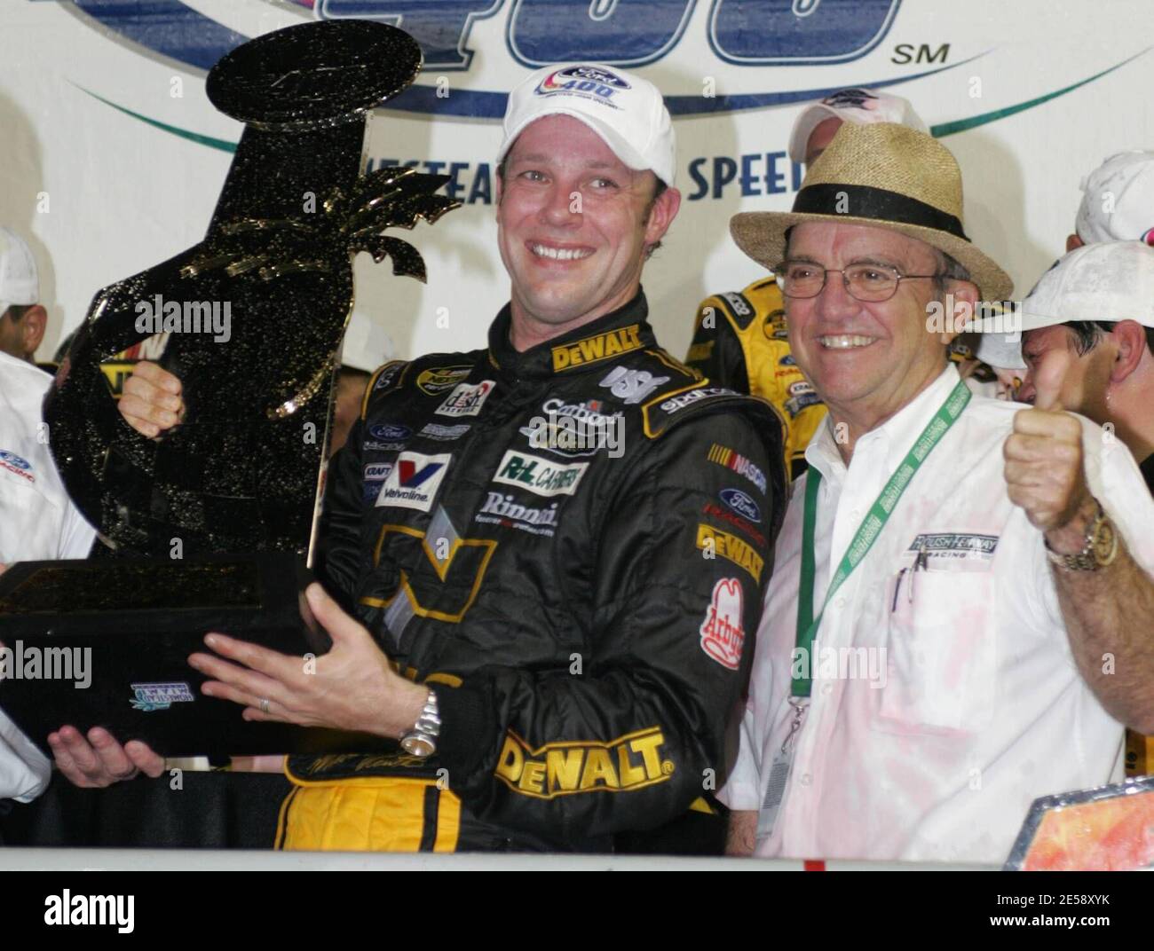 Matt Kenseth und Autobesitzer Jack Roush feiern den Gewinn des NASCAR Nextel Ford 400 auf dem Homestead-Miami Speedway in Homestead, FL. 11/18/07. [[fam bam]] Stockfoto