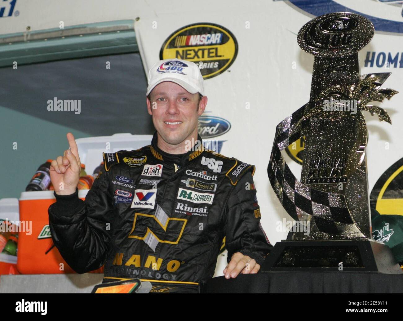 Matt Kenseth feiert den Gewinn des NASCAR Nextel Ford 400 auf dem Homestead-Miami Speedway in Homestead, FL. 11/18/07. [[fam bam]] Stockfoto