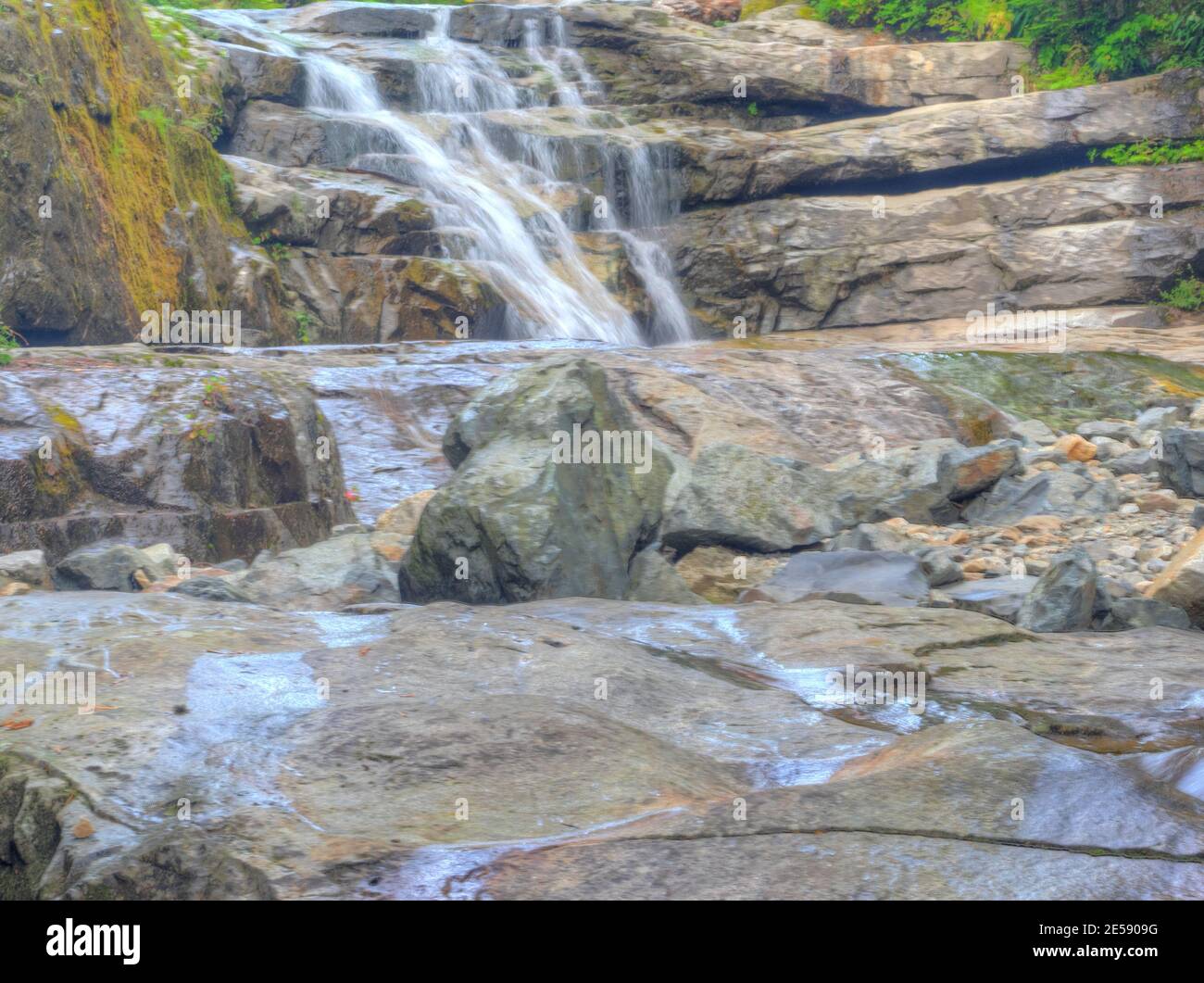 Der Denny Creek Trail ist sehr beliebt und aus gutem Grund! Eine natürliche Wasserrutsche, zwei recht große Wasserfälle, viele alte Wälder gemischt in w Stockfoto