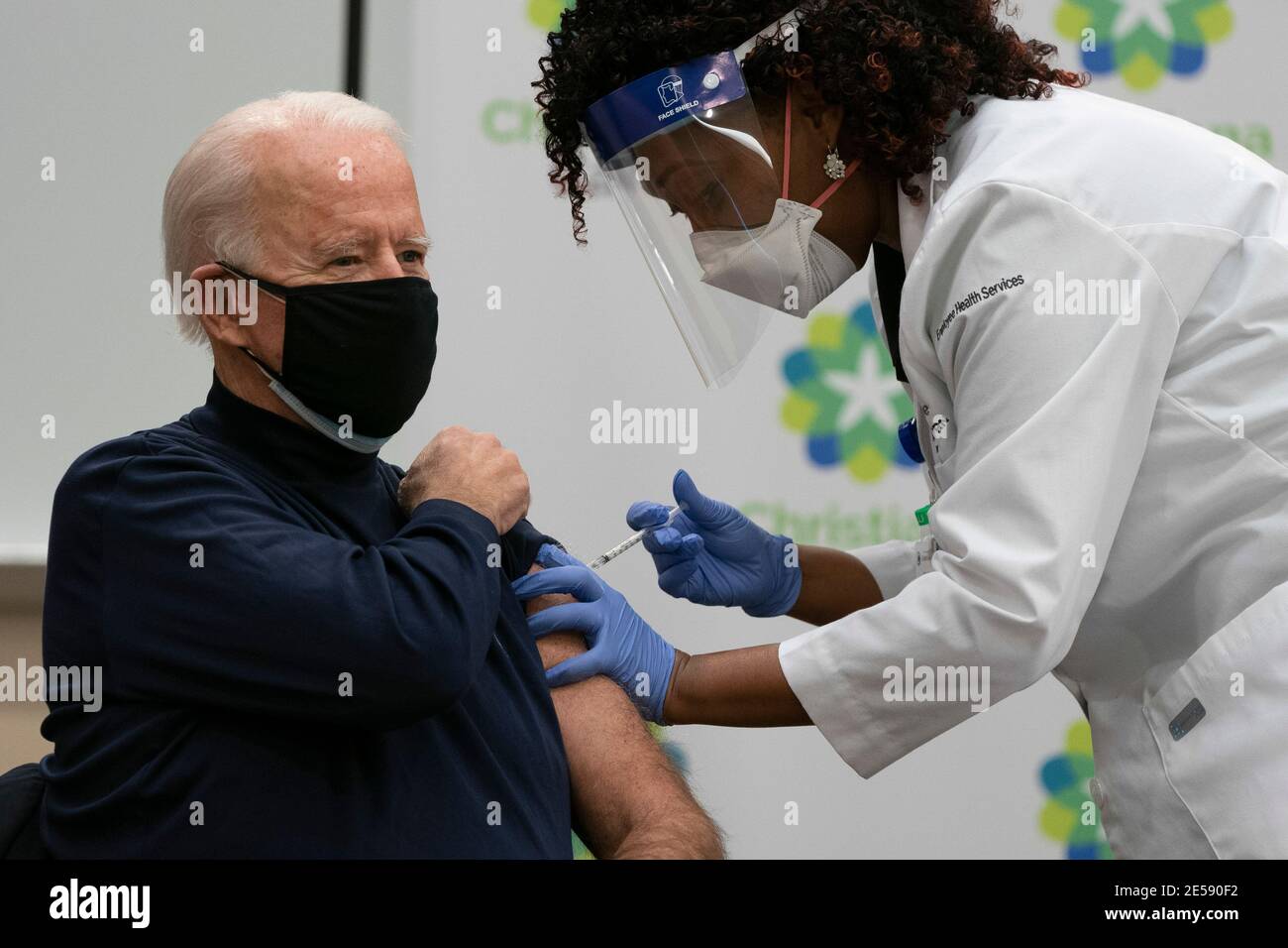 DER DESIGNIERTE US-Präsident Joe Biden erhält am 21. Dezember 2020 eine Covid-19-Impfung von Tabe Mase, Krankenschwester und Leiterin der Gesundheitsdienste für Mitarbeiter, auf dem Christiana Care Campus in Newark, Delaware. Quelle: Alex Edelman/The Photo Access Stockfoto