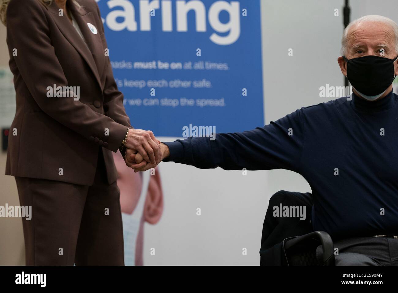 Jill Biden (L) hält die Hand des designierten US-Präsidenten Joe Biden, nachdem er am 21. Dezember 2020 auf dem Christiana Care Campus in Newark, Delaware, eine Covid-19-Impfung erhalten hatte. Quelle: Alex Edelman/The Photo Access Stockfoto