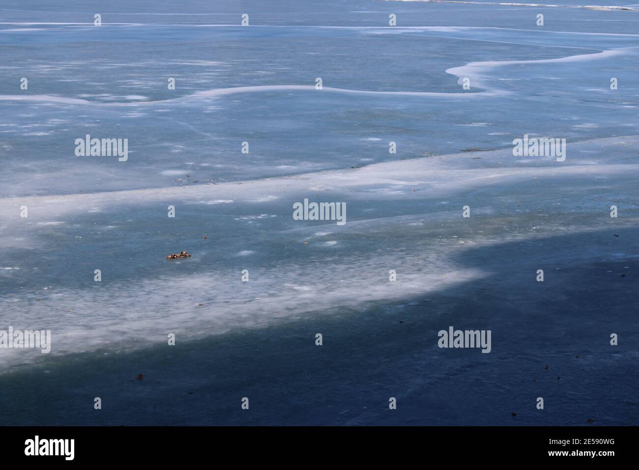 Blauer Eissee mit einem wellenartigen Muster Stockfoto