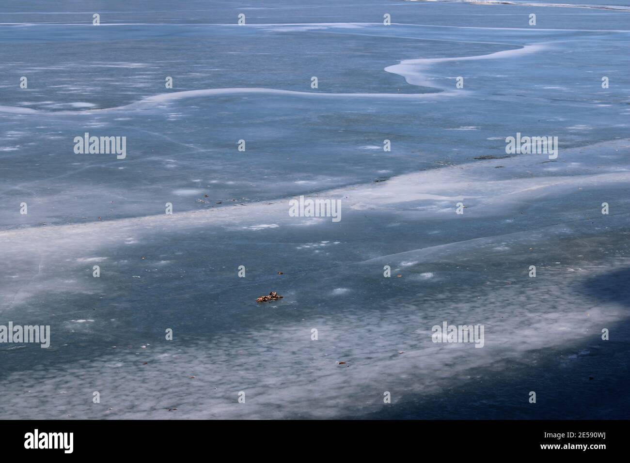 Blauer Eissee mit einem wellenartigen Muster Stockfoto