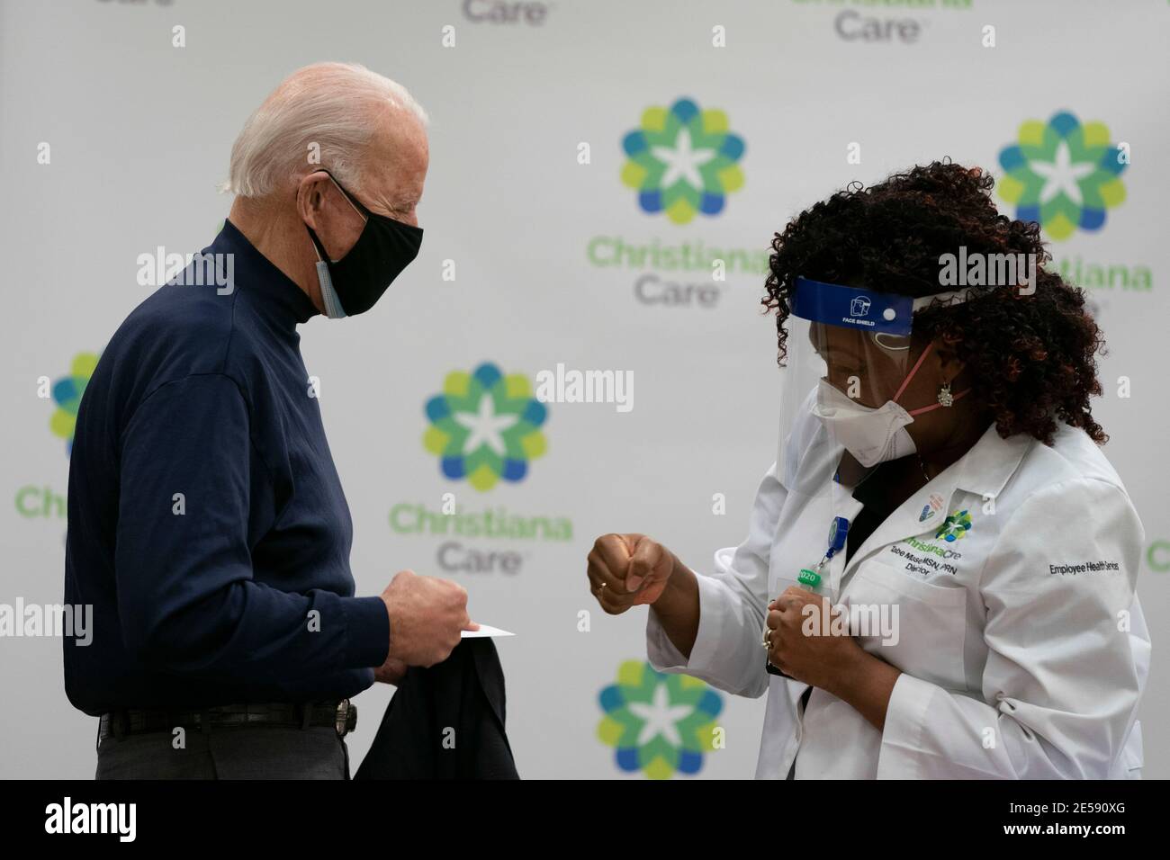 DER DESIGNIERTE US-Präsident Joe Biden feiert am 21. Dezember 2020 mit Tabe Mase, Krankenschwester und Leiterin der Gesundheitsdienste von Mitarbeitern, nachdem er eine Covid-19-Impfung auf dem Christiana Care Campus in Newark, Delaware, erhalten hat. Quelle: Alex Edelman/The Photo Access Stockfoto