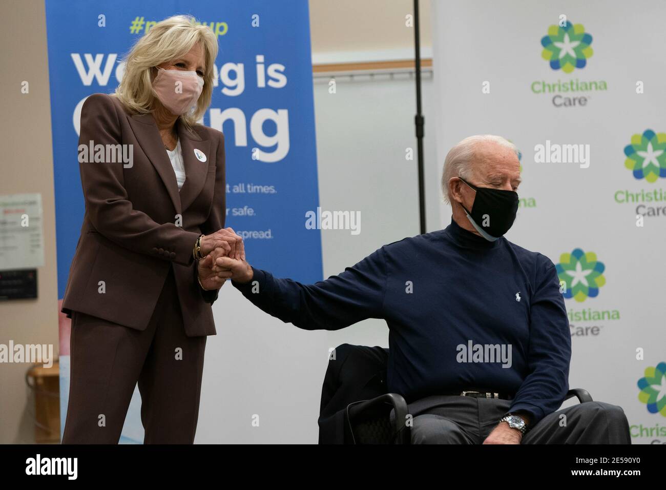 Jill Biden (L) hält die Hand des designierten US-Präsidenten Joe Biden, nachdem er am 21. Dezember 2020 auf dem Christiana Care Campus in Newark, Delaware, eine Covid-19-Impfung erhalten hatte. Quelle: Alex Edelman/The Photo Access Stockfoto