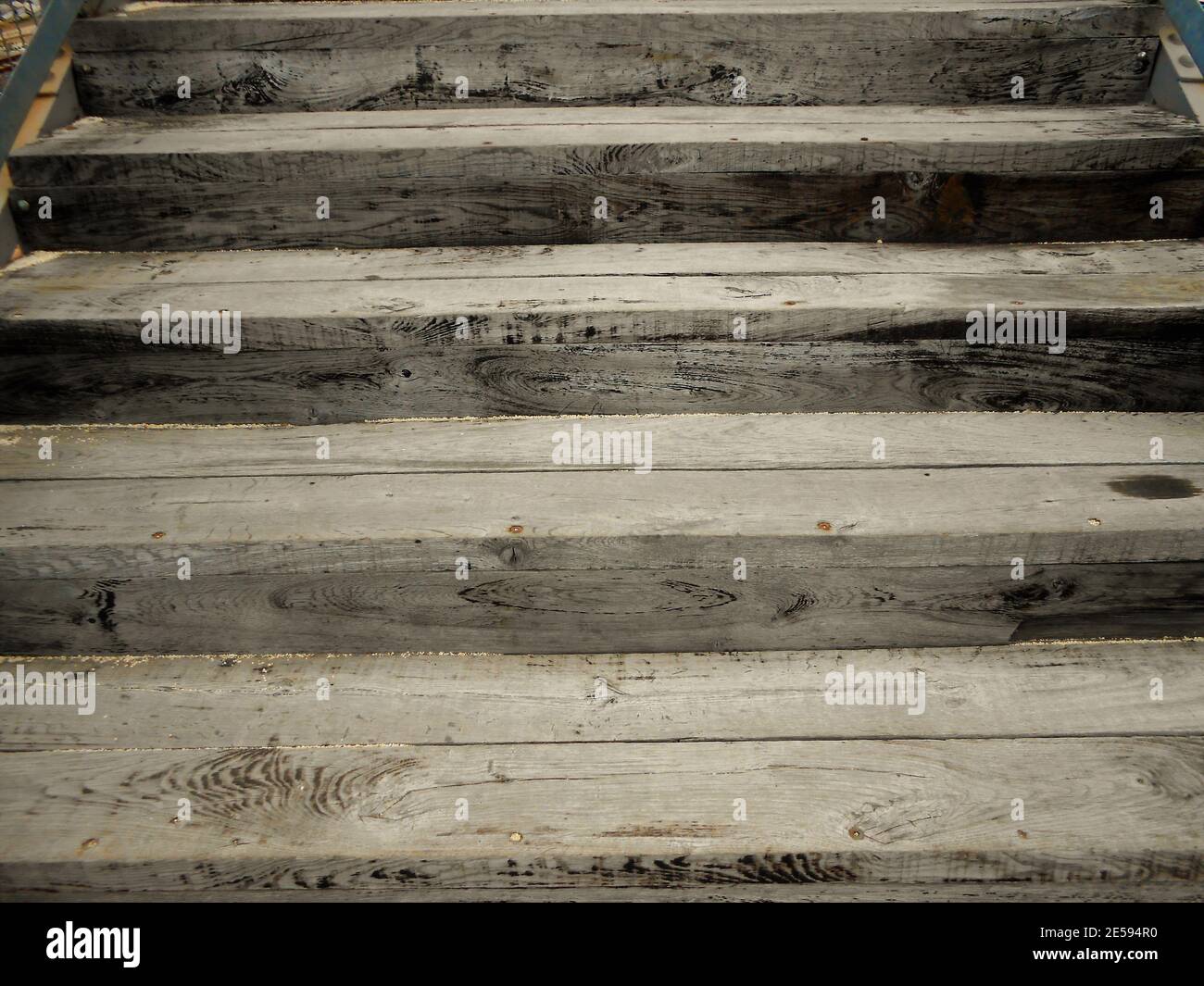 Ein Foto von einer alten braunen Holztreppe Stockfoto