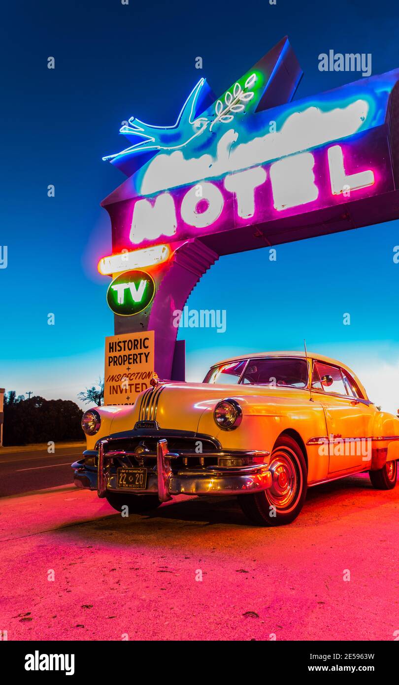 Vintage 1957 Pontiac Sedan geparkt im Historic Blue Swallow Motel, Tucumcari, New Mexico, USA Stockfoto