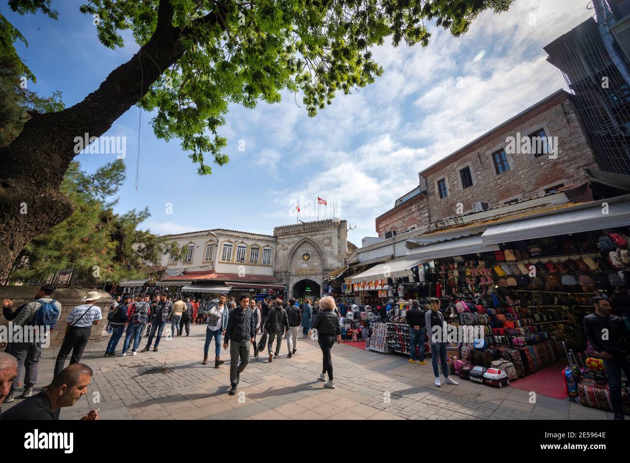 Istanbul / Türkei - Mai 02 2019 : vor dem Großen Basar Markt in Istanbul gibt es viele Geschäfte und Menschen, die Atmosphäre ist geschäftig und chaotisch. Stockfoto